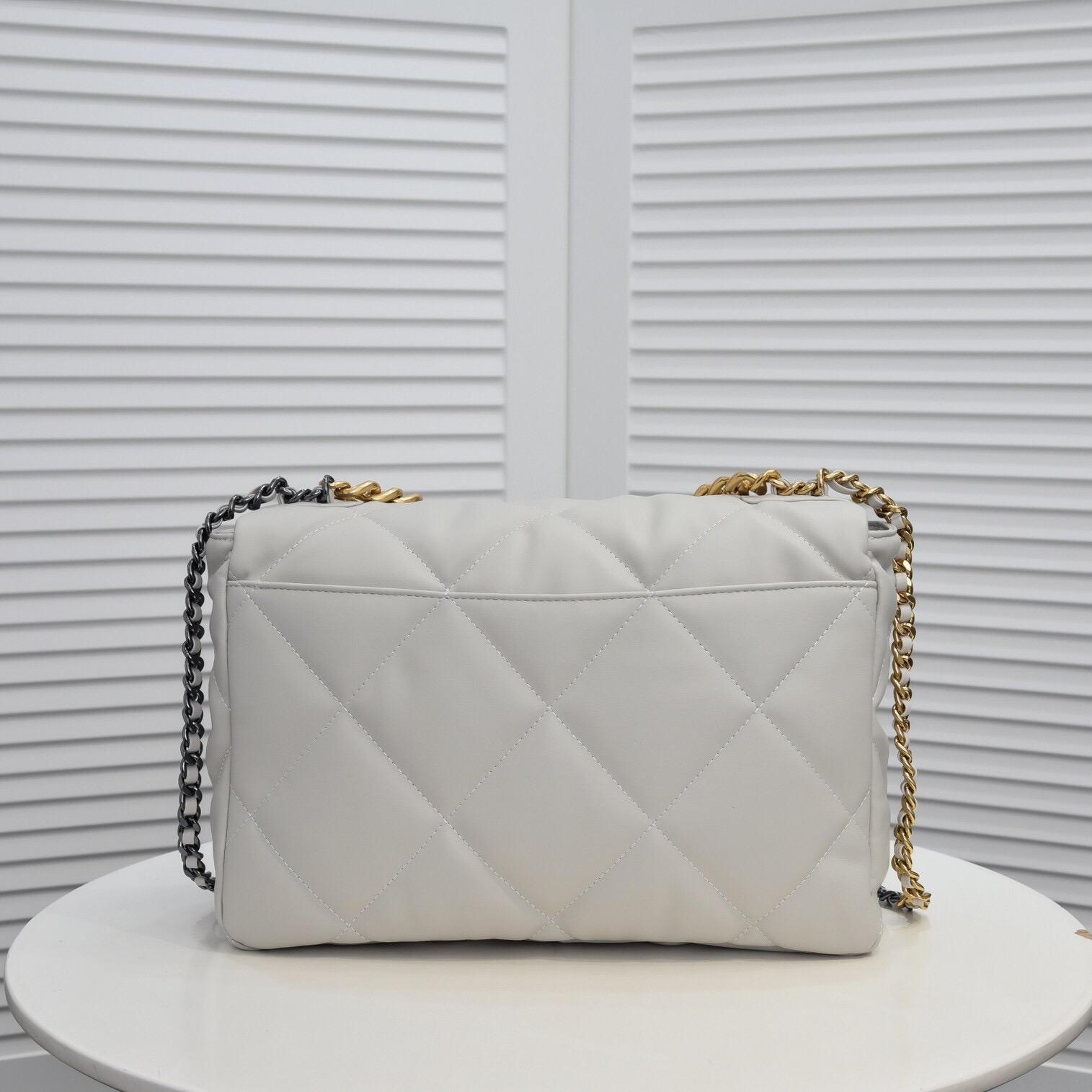 chanel-19-maxi-handbag-1875_16843946113-1000