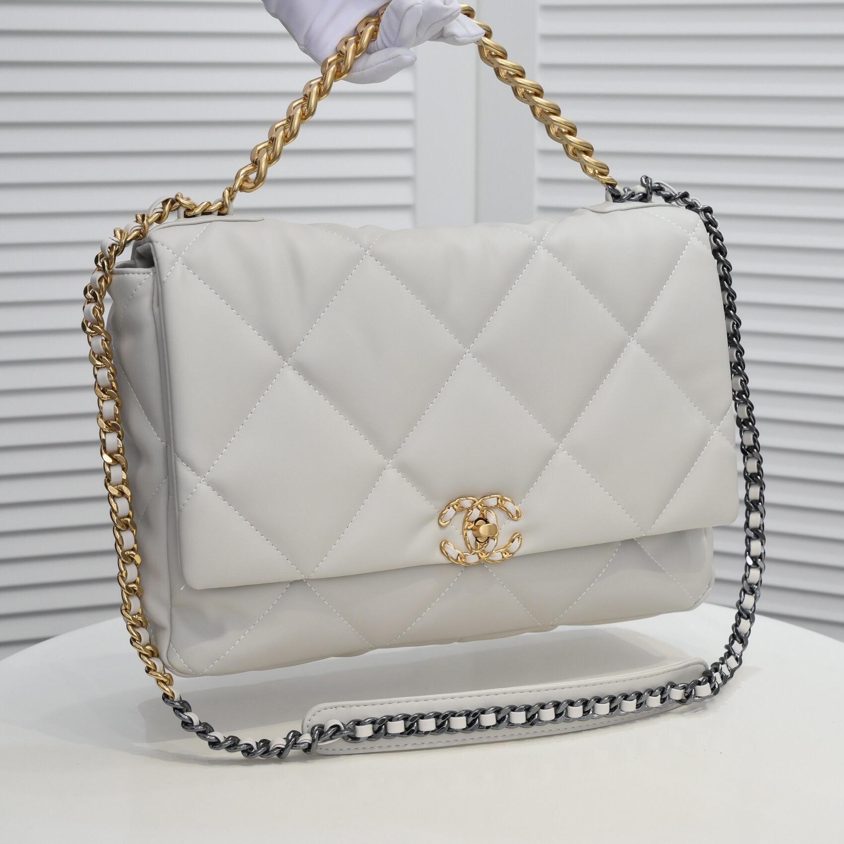 chanel-19-maxi-handbag-1875_16843946115-1000