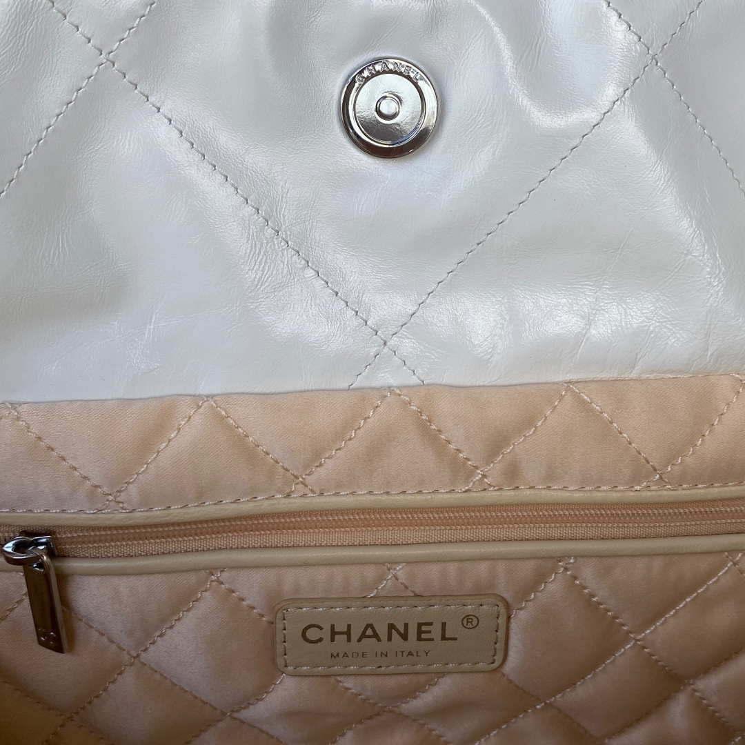 chanel-22-handbag-7122_16844046028-1000