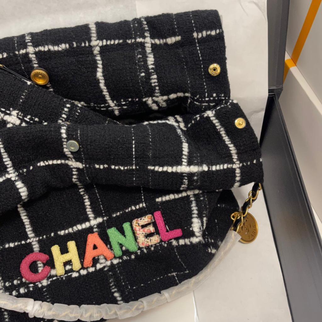 chanel-22-handbag-7141_16844046245-1000