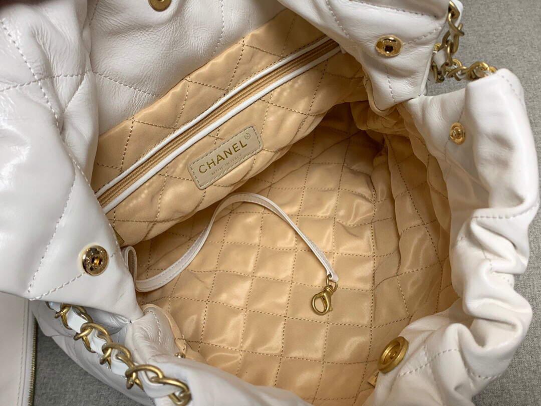 chanel-22-small-handbag-7118_16844045986-1000