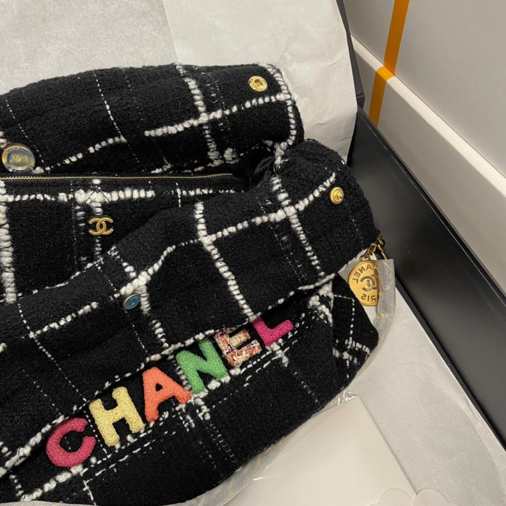 chanel-22-small-handbag-7140_16844046225-1000