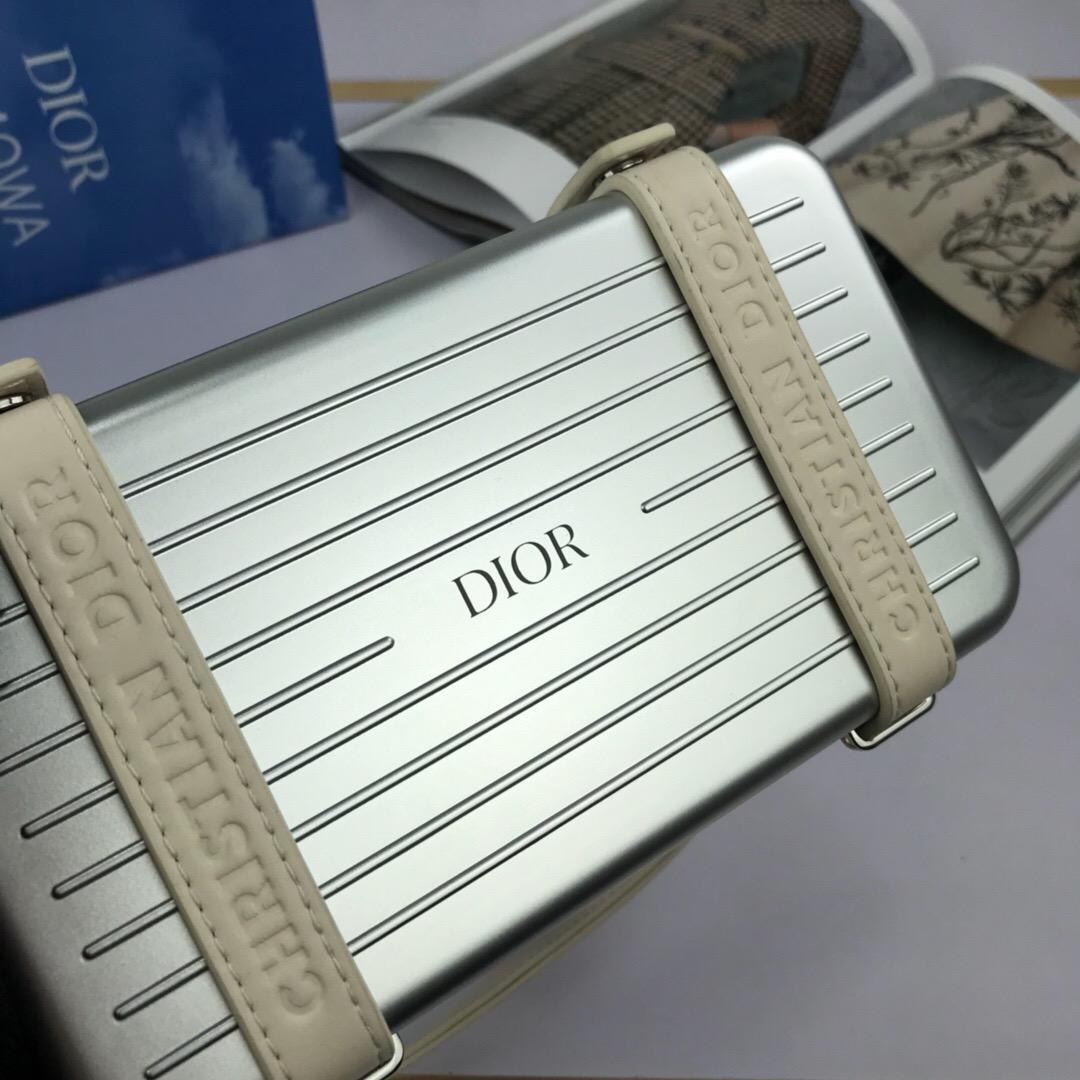 dior-and-rimowa-personal-clutch-1931_16843946625-1000