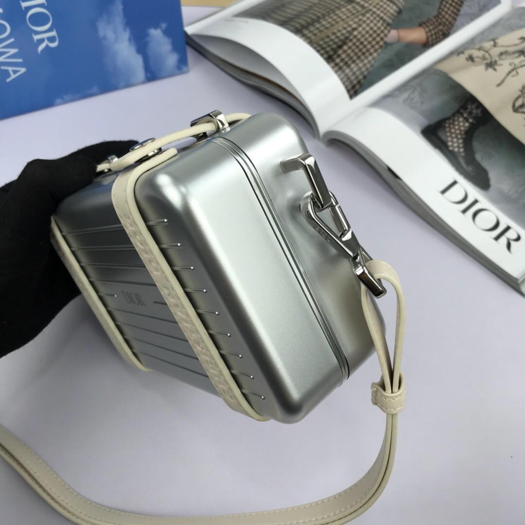 dior-and-rimowa-personal-clutch-1931_16843946626-1000