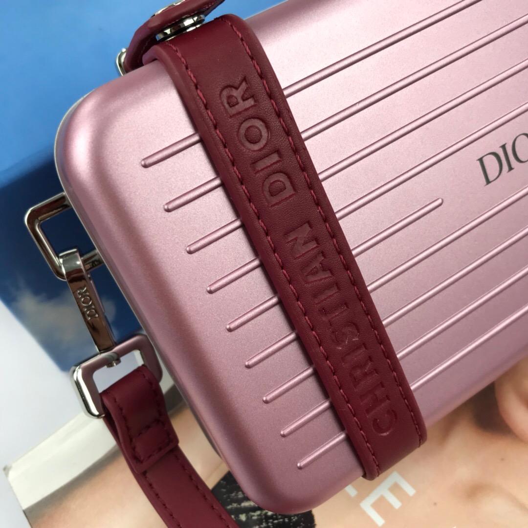 dior-and-rimowa-personal-clutch-1932_16843946635-1000