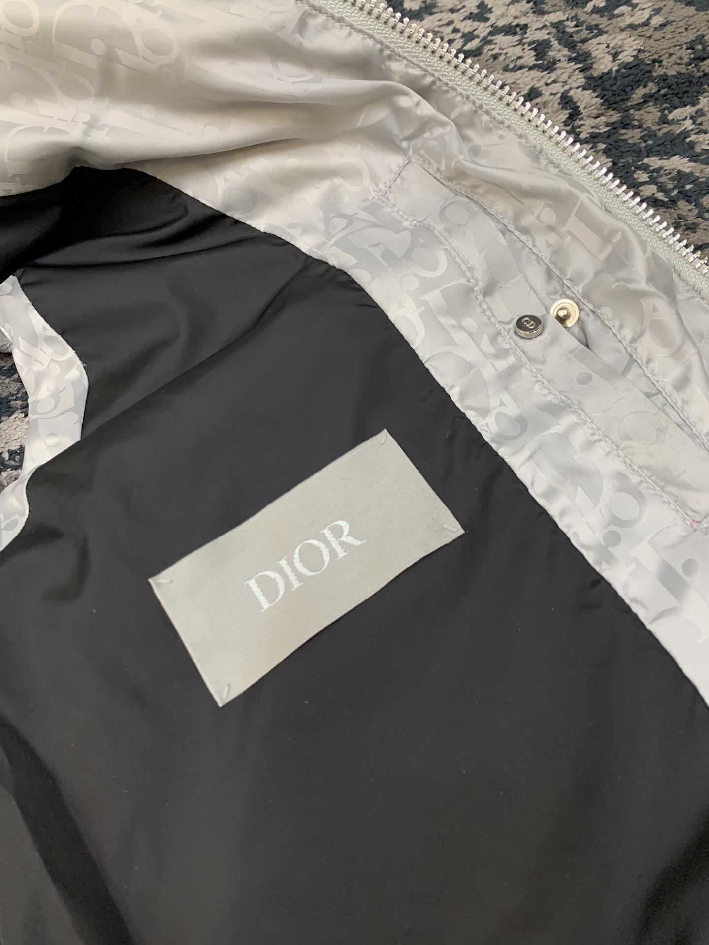 dior-oblique-sleeveless-down-jacket-5623_16844017128-1000