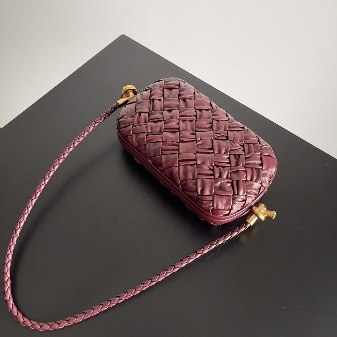 knot-minaudiere-on-strap-5744_16845010148-1000