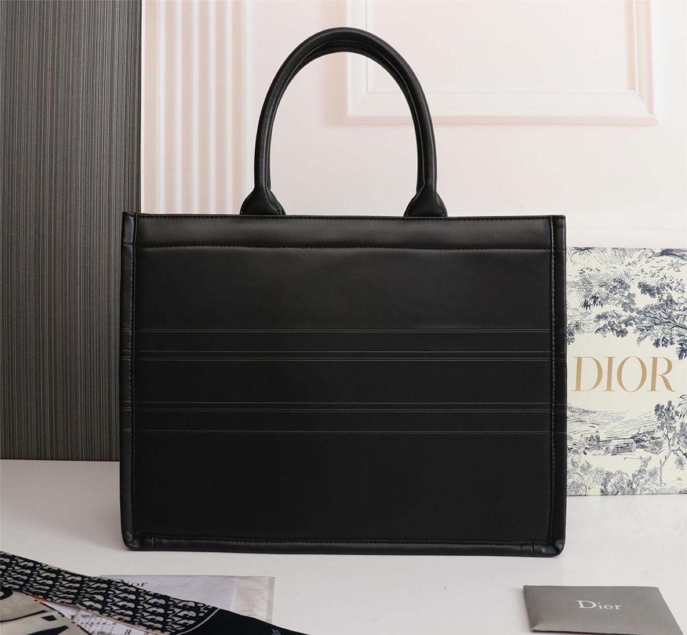 large-dior-book-tote-130_16843495323-1000