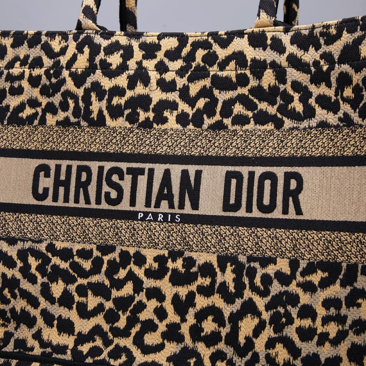 large-dior-book-tote-132_16843495397-1000