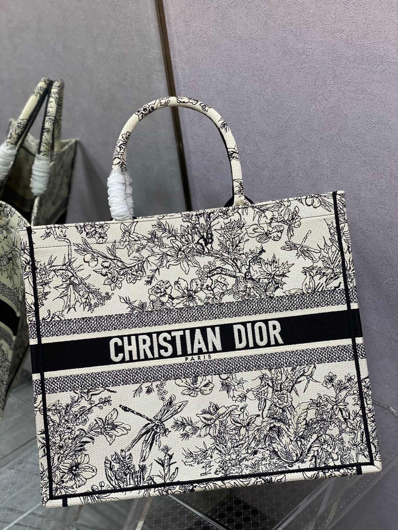 large-dior-book-tote-134_16843495442-1000