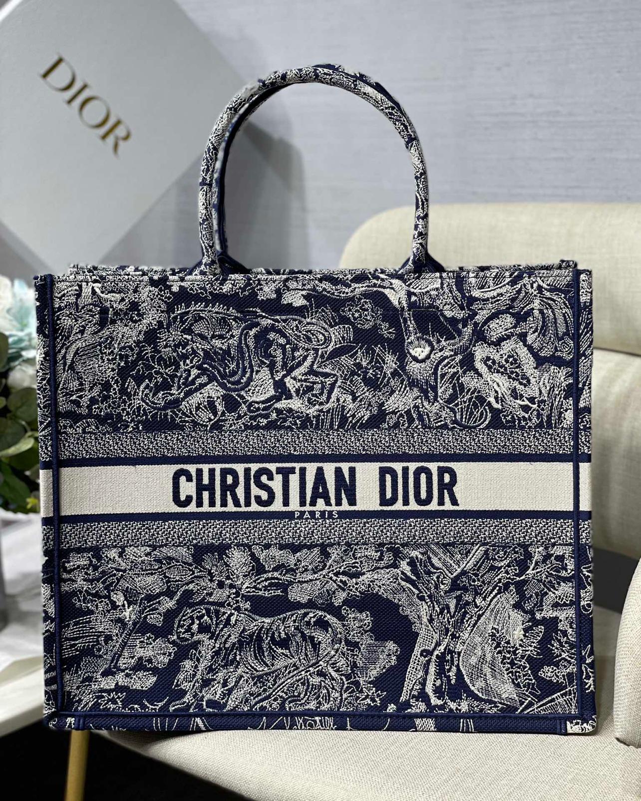 large-dior-book-tote-142_16843495722-1000