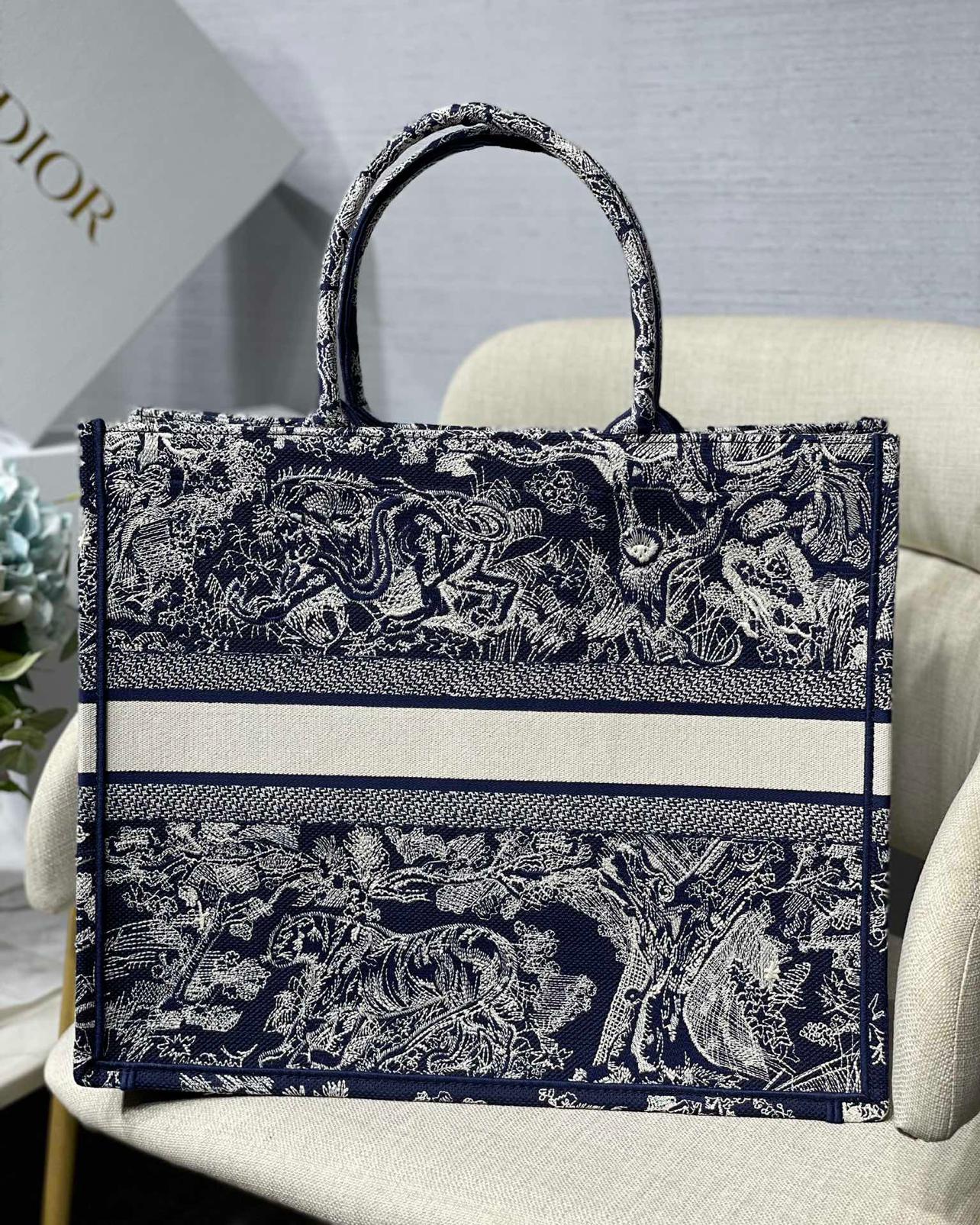 large-dior-book-tote-142_16843495723-1000