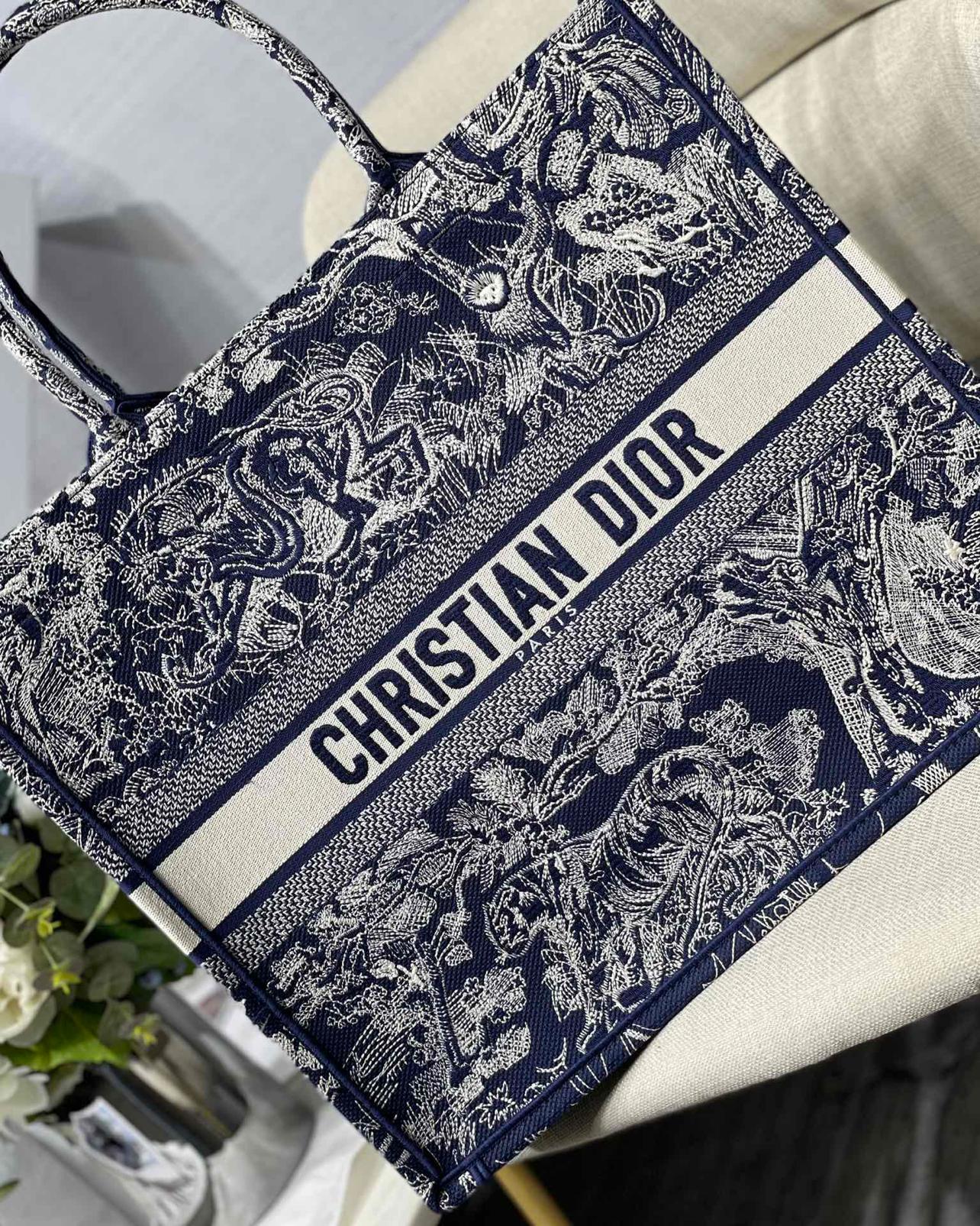 large-dior-book-tote-142_16843495734-1000