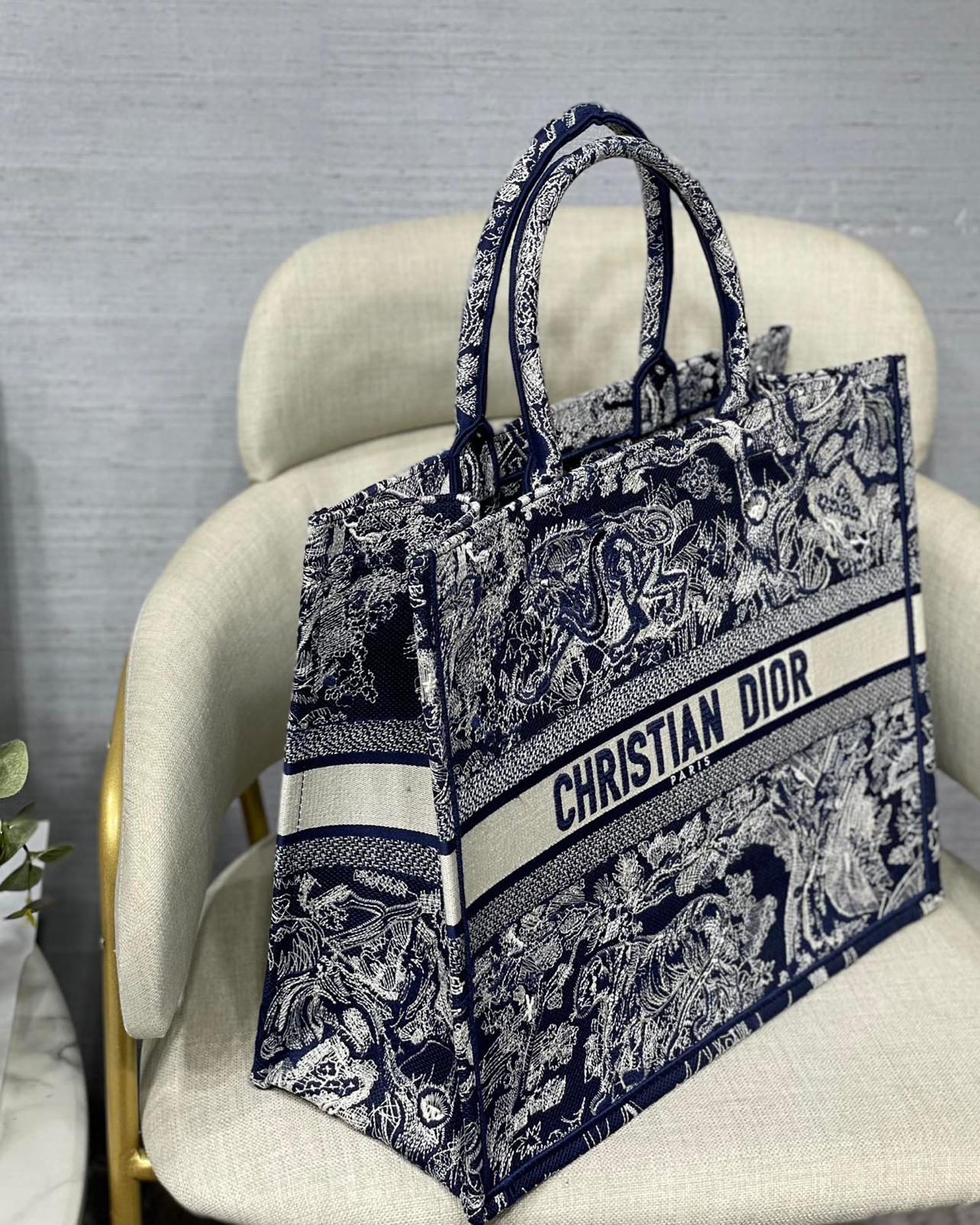 large-dior-book-tote-142_16843495758-1000