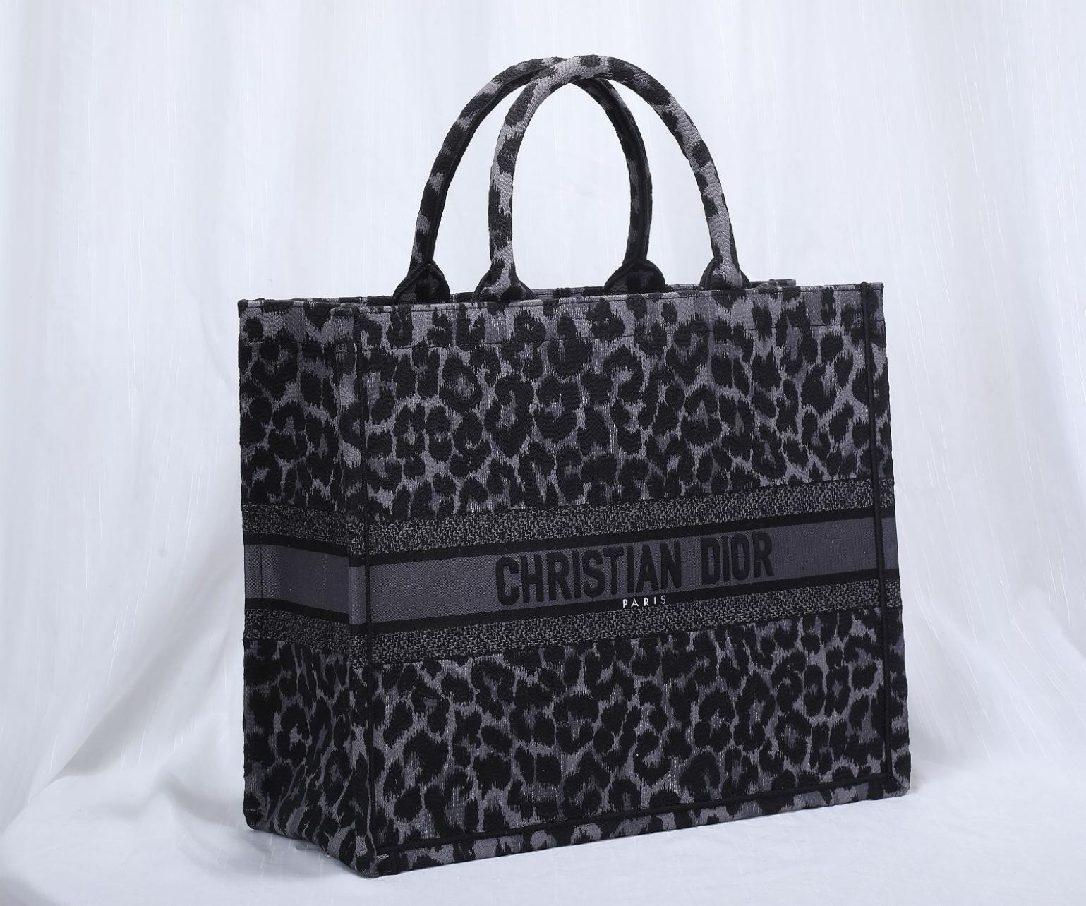 large-dior-book-tote-144_16843495824-1000