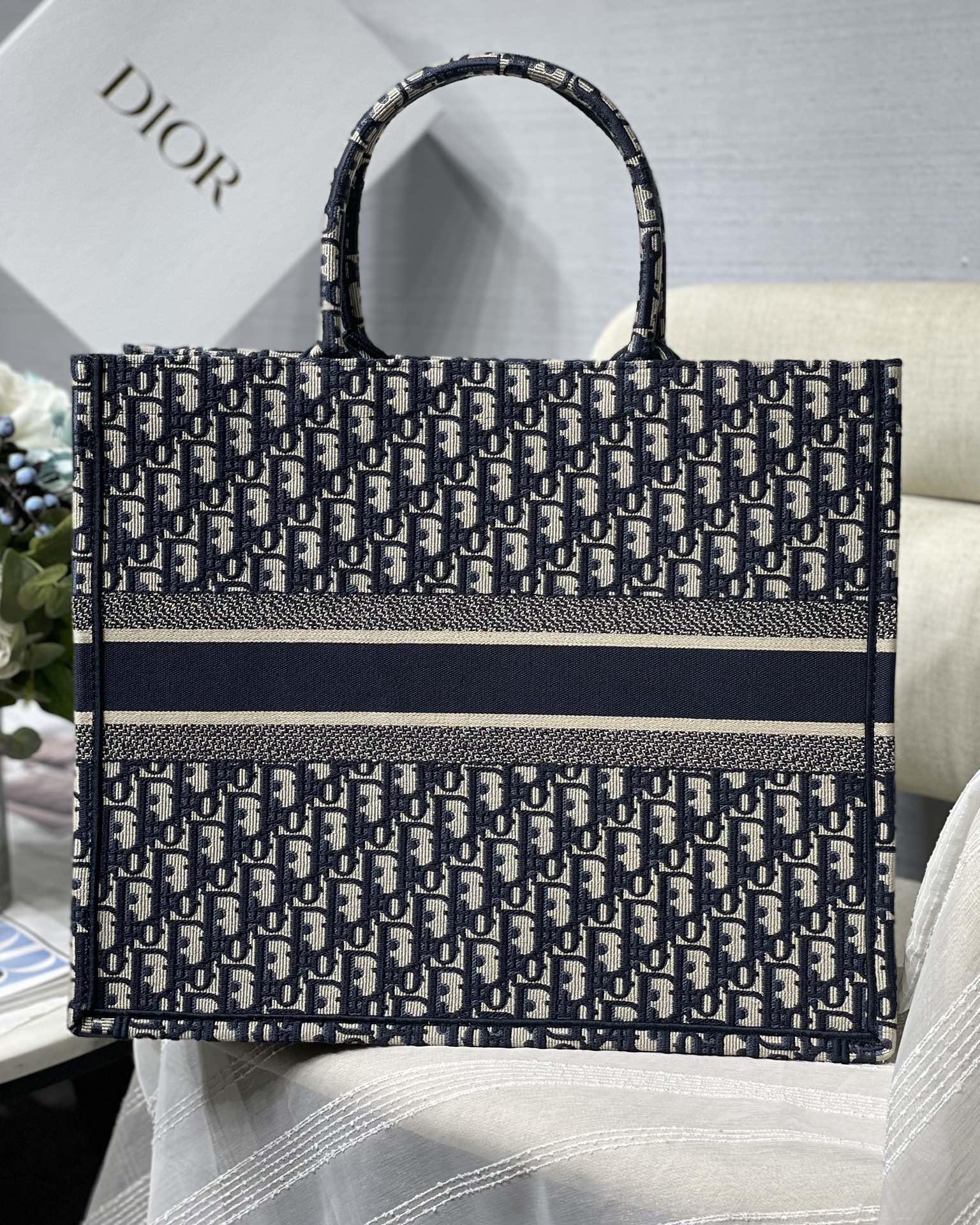 large-dior-book-tote-20_16843491857-1000