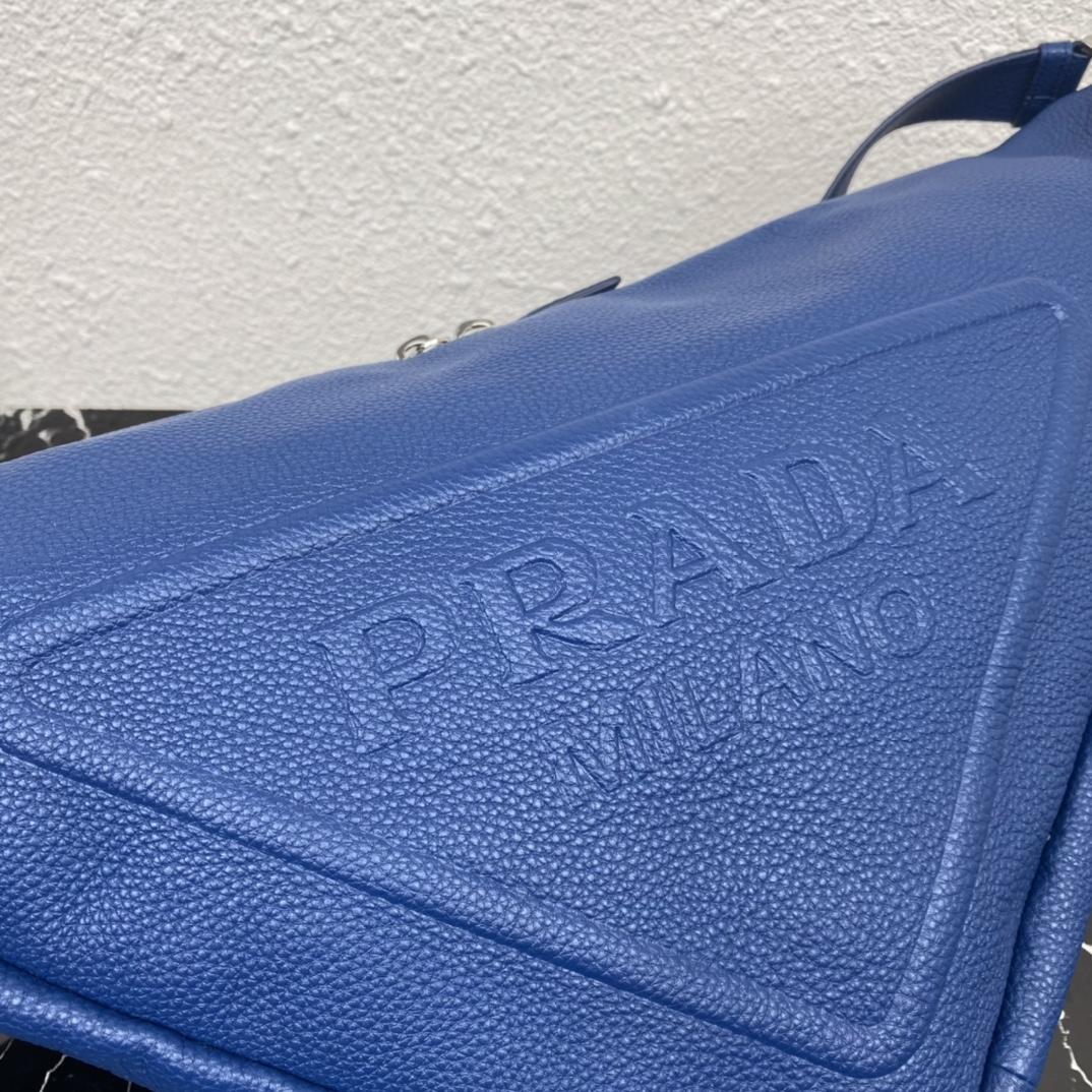 leather-prada-triangle-bag-2605_16844984005-1000