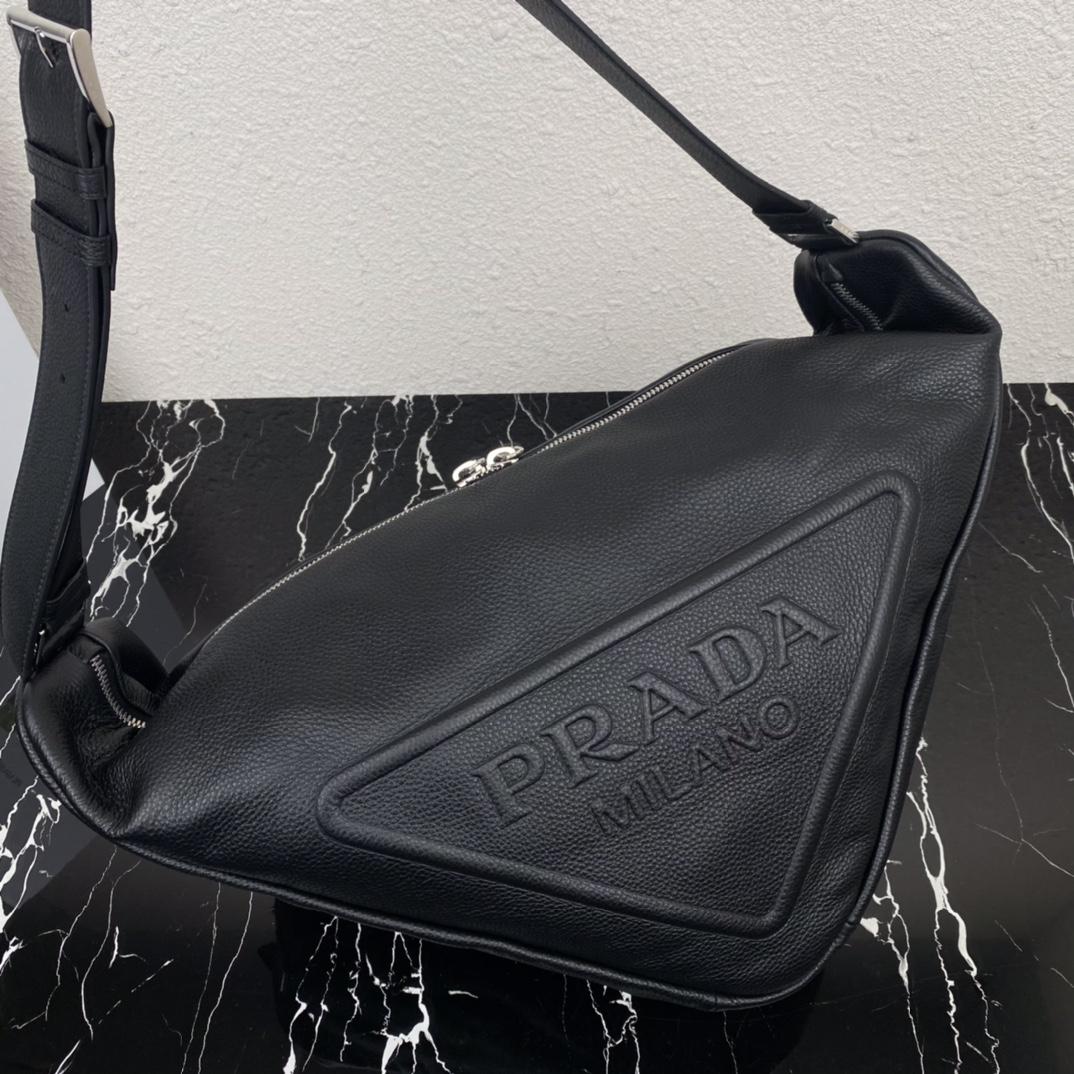 leather-prada-triangle-bag-2606_16844984025-1000