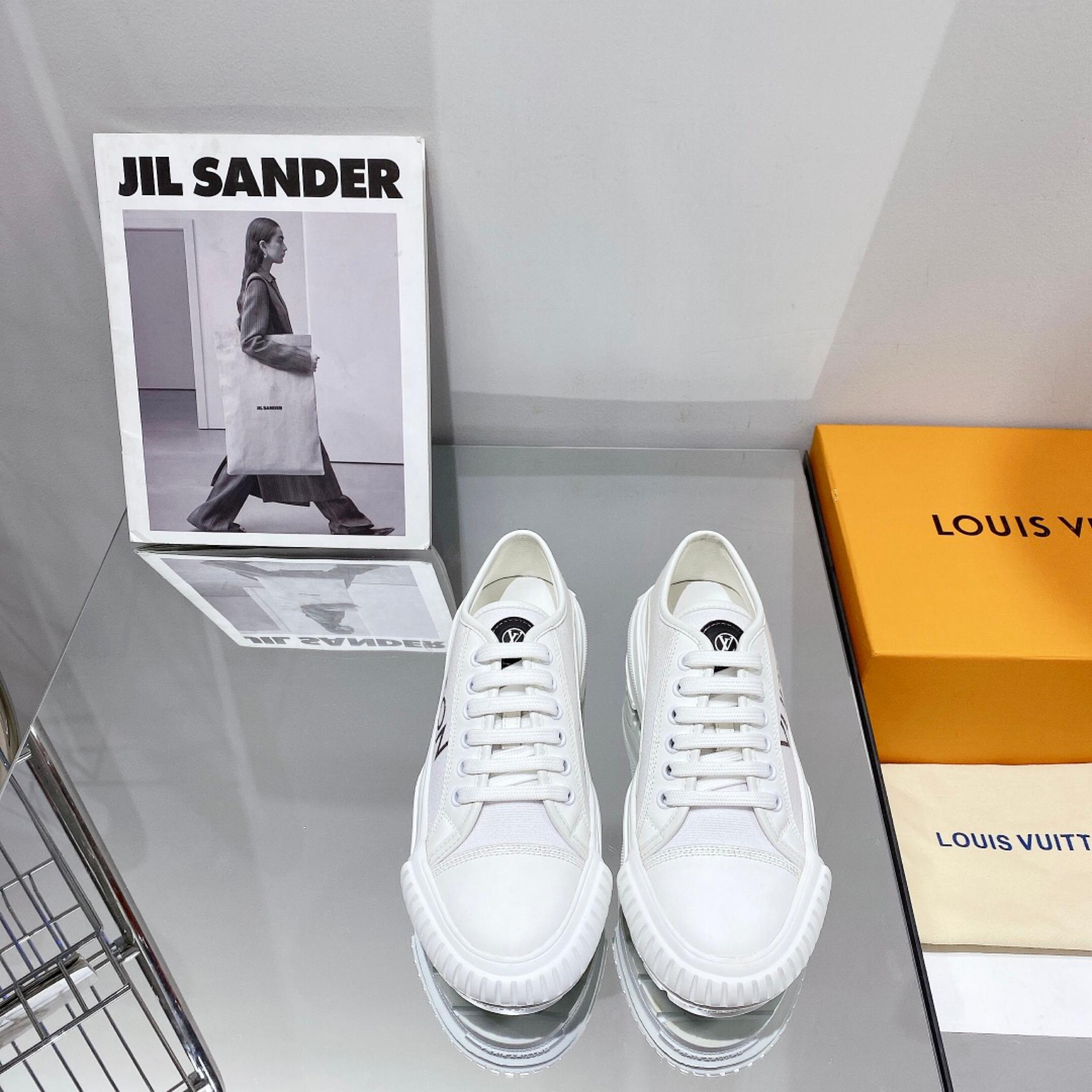 lv-squad-sneaker-1689_16843943125-1000