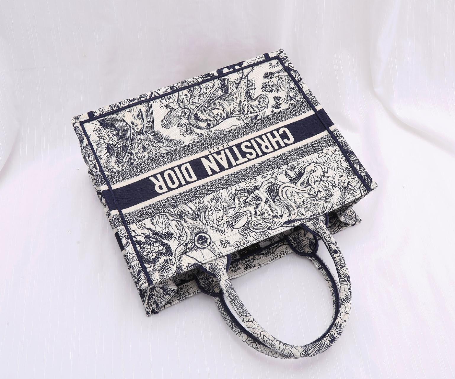 medium-dior-book-tote-115_16843494787-1000