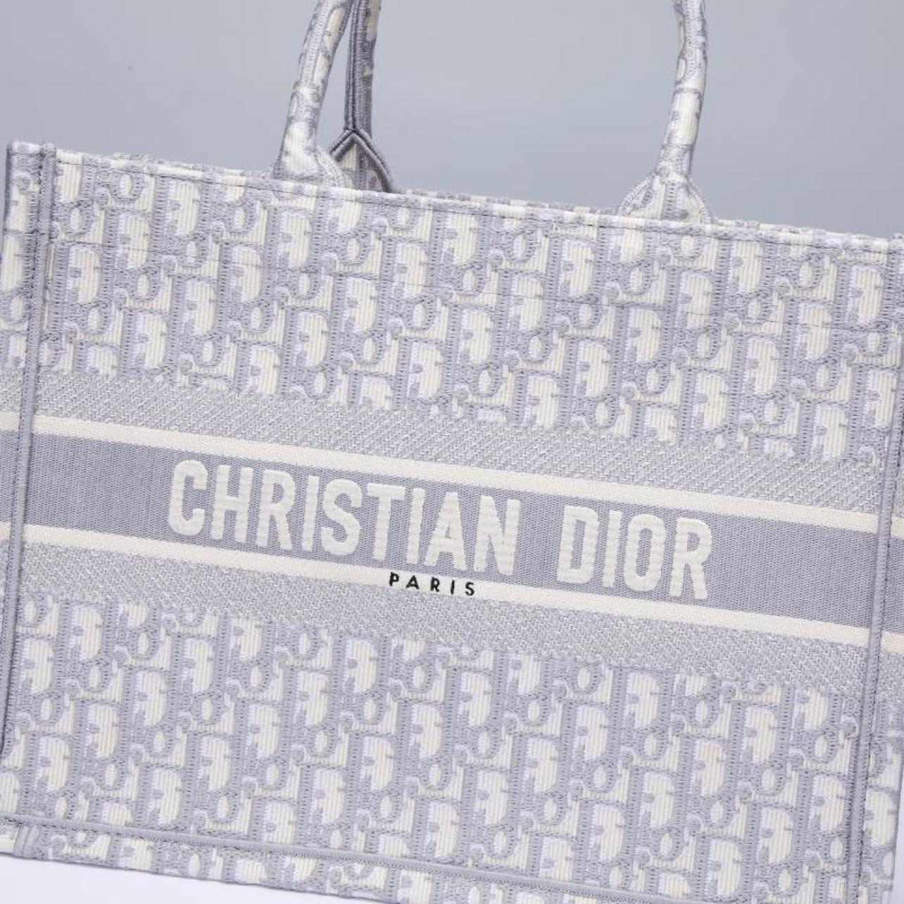 medium-dior-book-tote-127_16843495247-1000