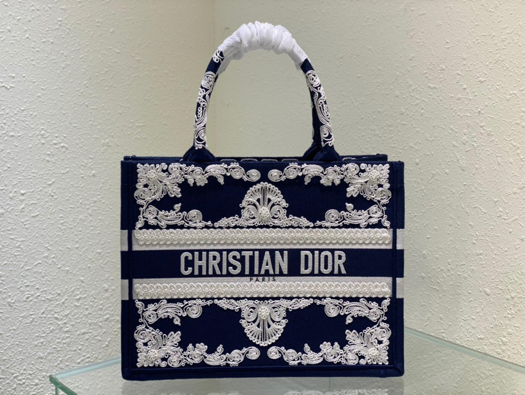 medium-dior-book-tote-135_16843495492-1000