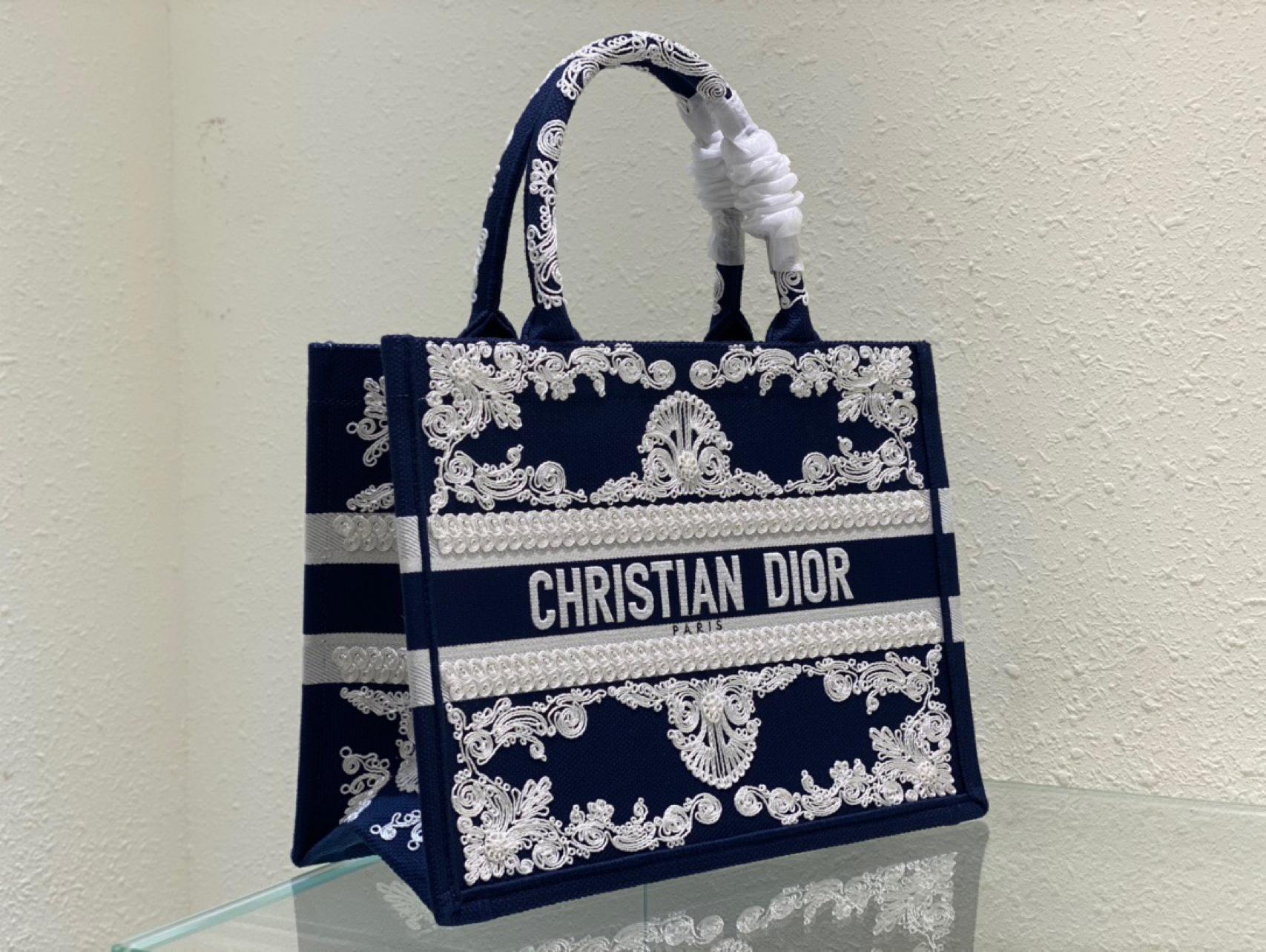 medium-dior-book-tote-135_16843495504-1000