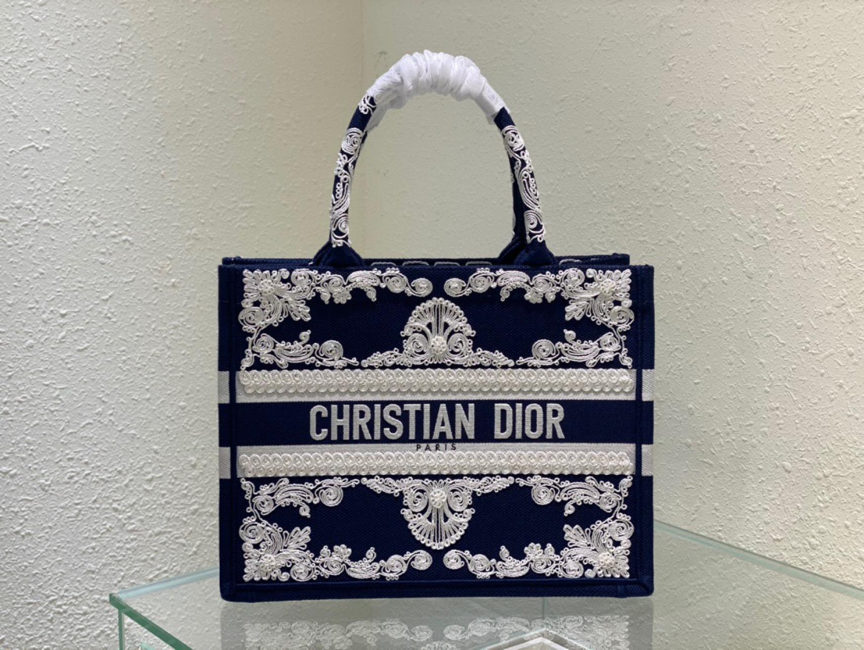 medium-dior-book-tote-135_168434955310-1000