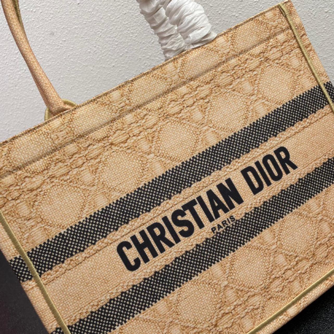 medium-dior-book-tote-139_16843495624-1000