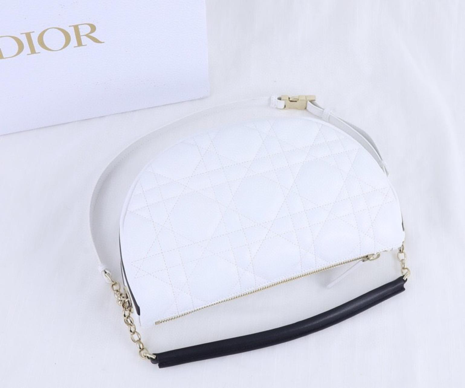 medium-dior-vibe-hobo-bag-562_16843500103-1000