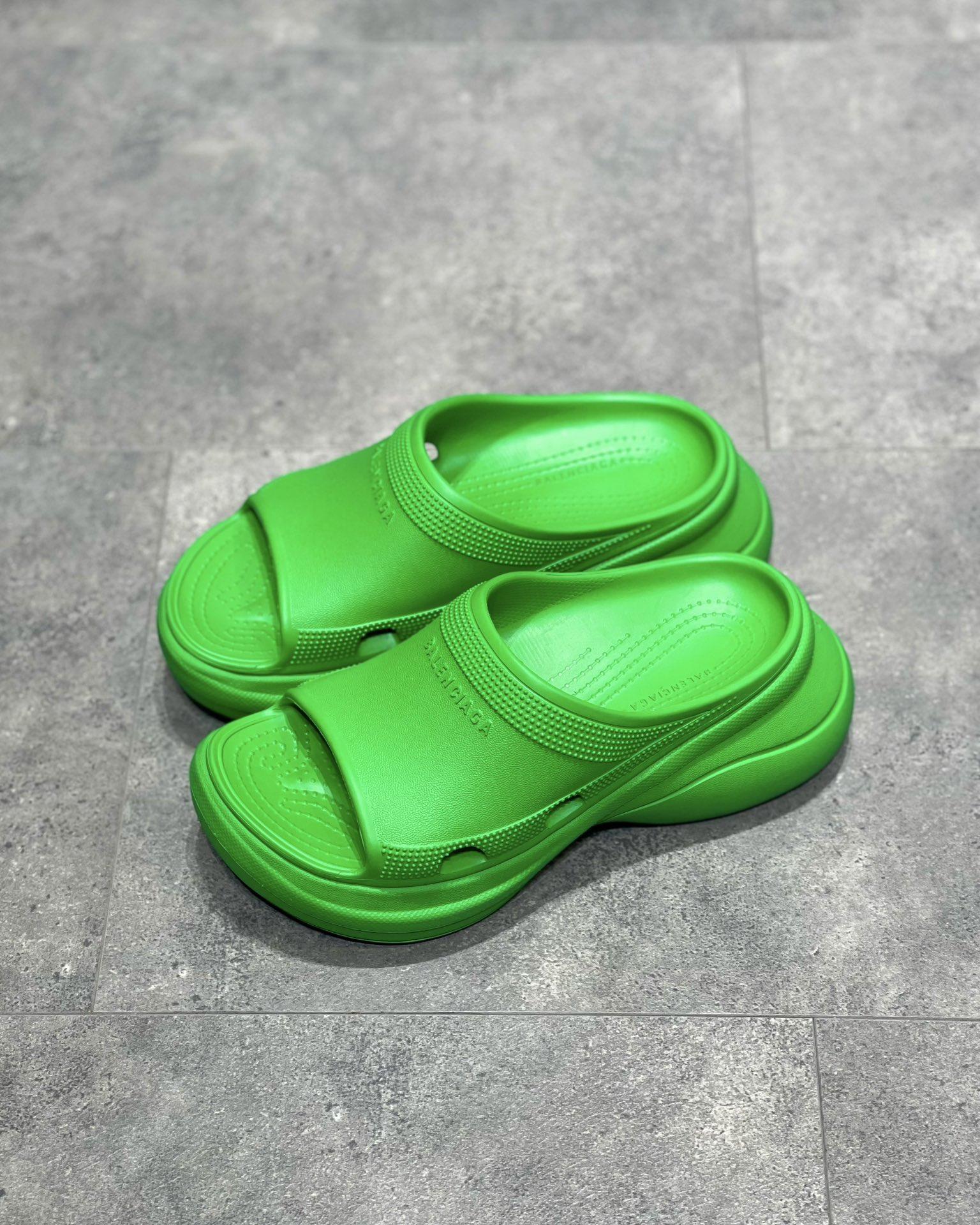 pool-crocs-slide-sandal-6784_16845015413-1000