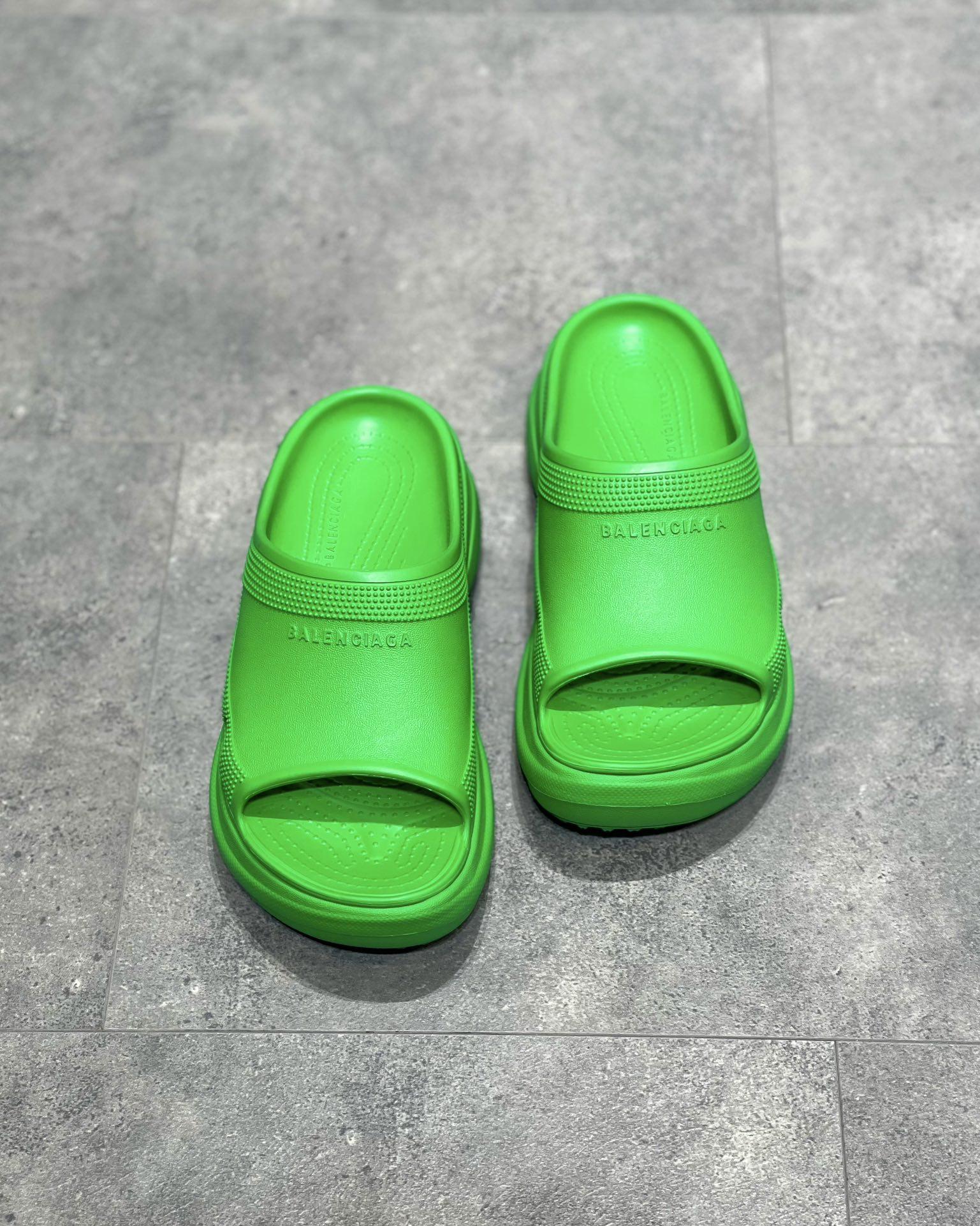 pool-crocs-slide-sandal-6784_16845015424-1000