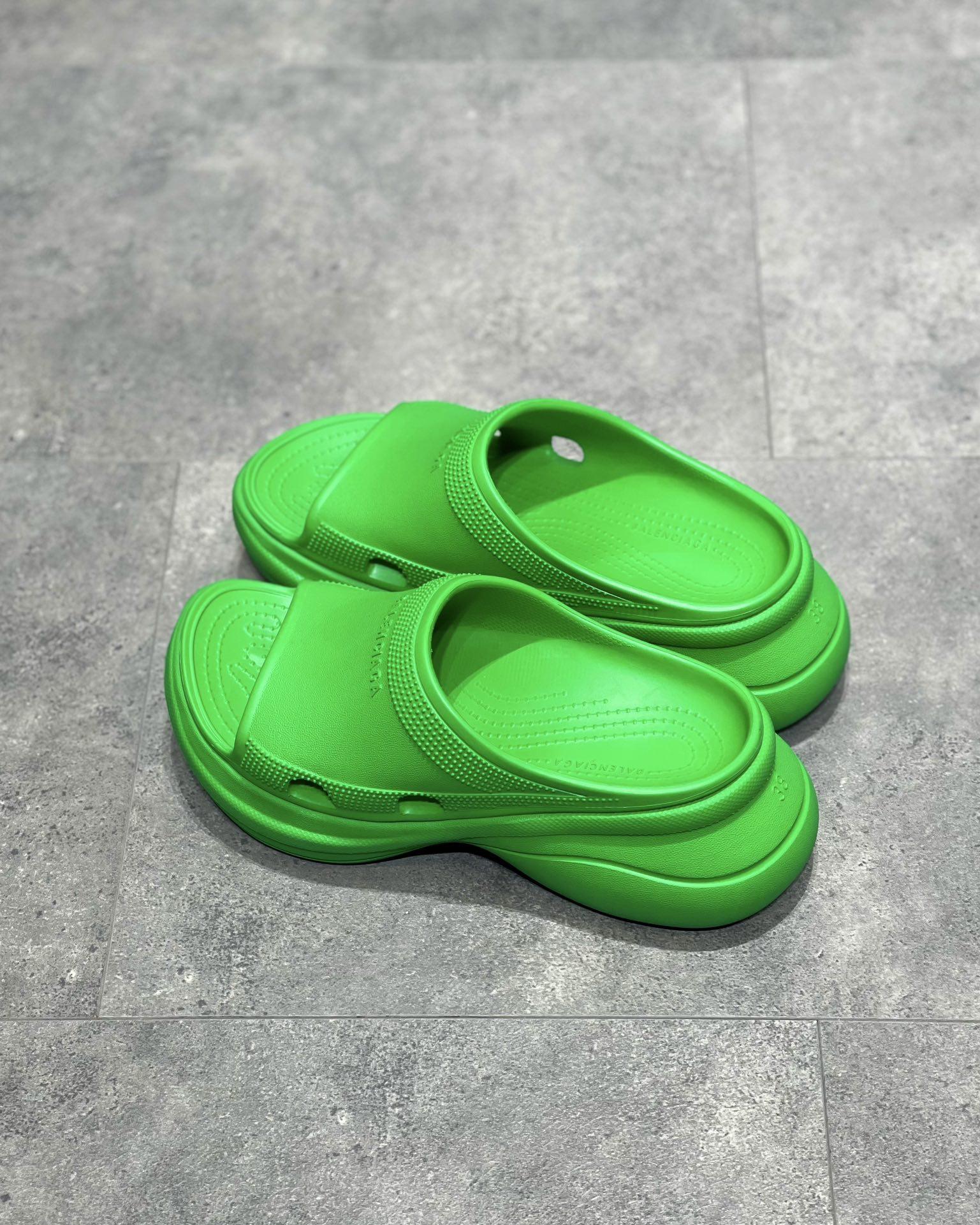 pool-crocs-slide-sandal-6784_16845015425-1000