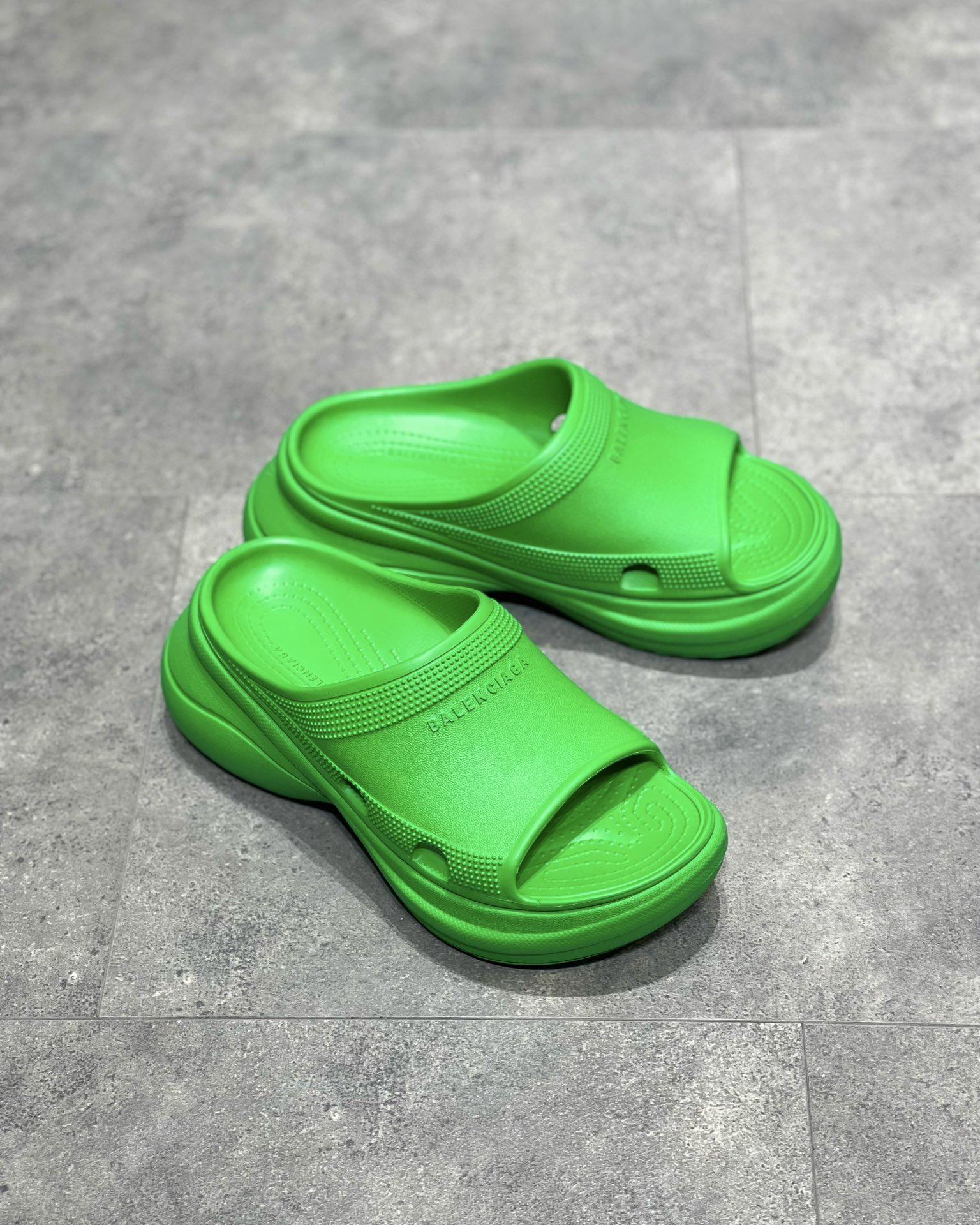 pool-crocs-slide-sandal-6784_16845015436-1000