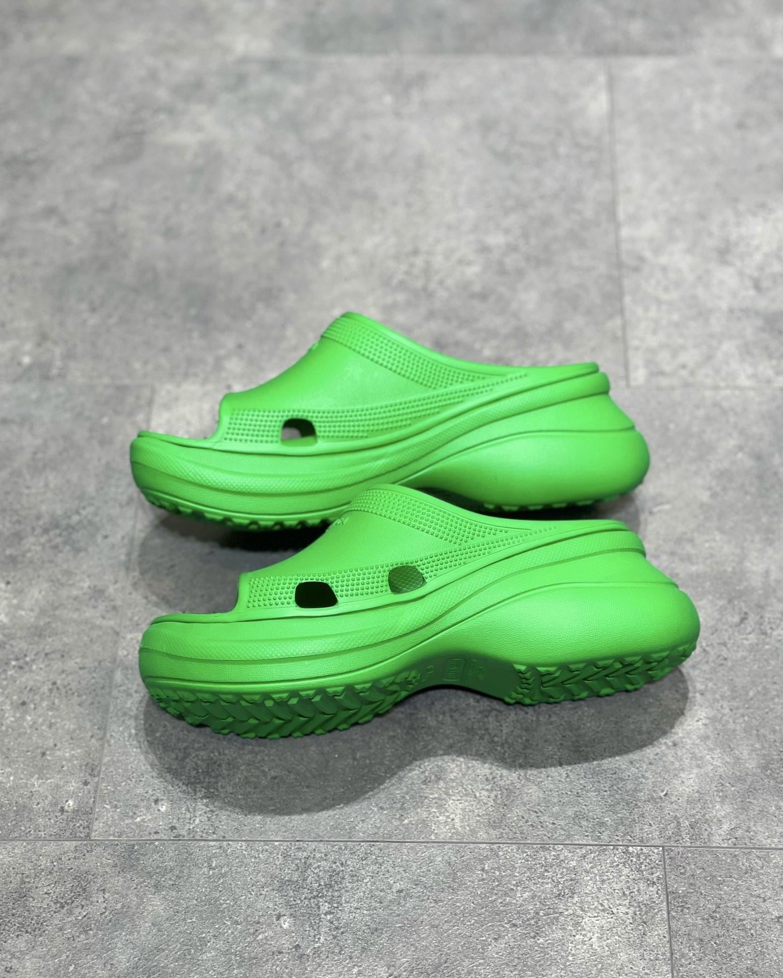 pool-crocs-slide-sandal-6784_16845015437-1000