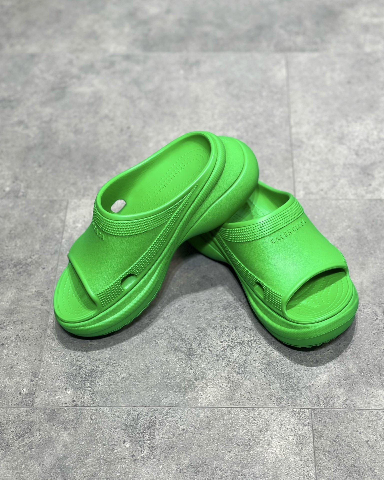 pool-crocs-slide-sandal-6784_16845015438-1000