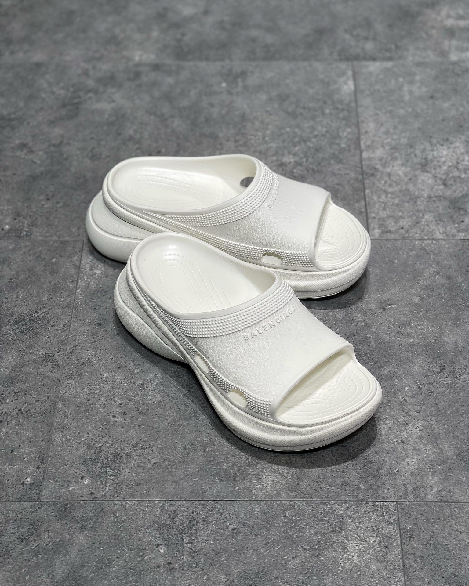 pool-crocs-slide-sandal-6787_16845015502-1000