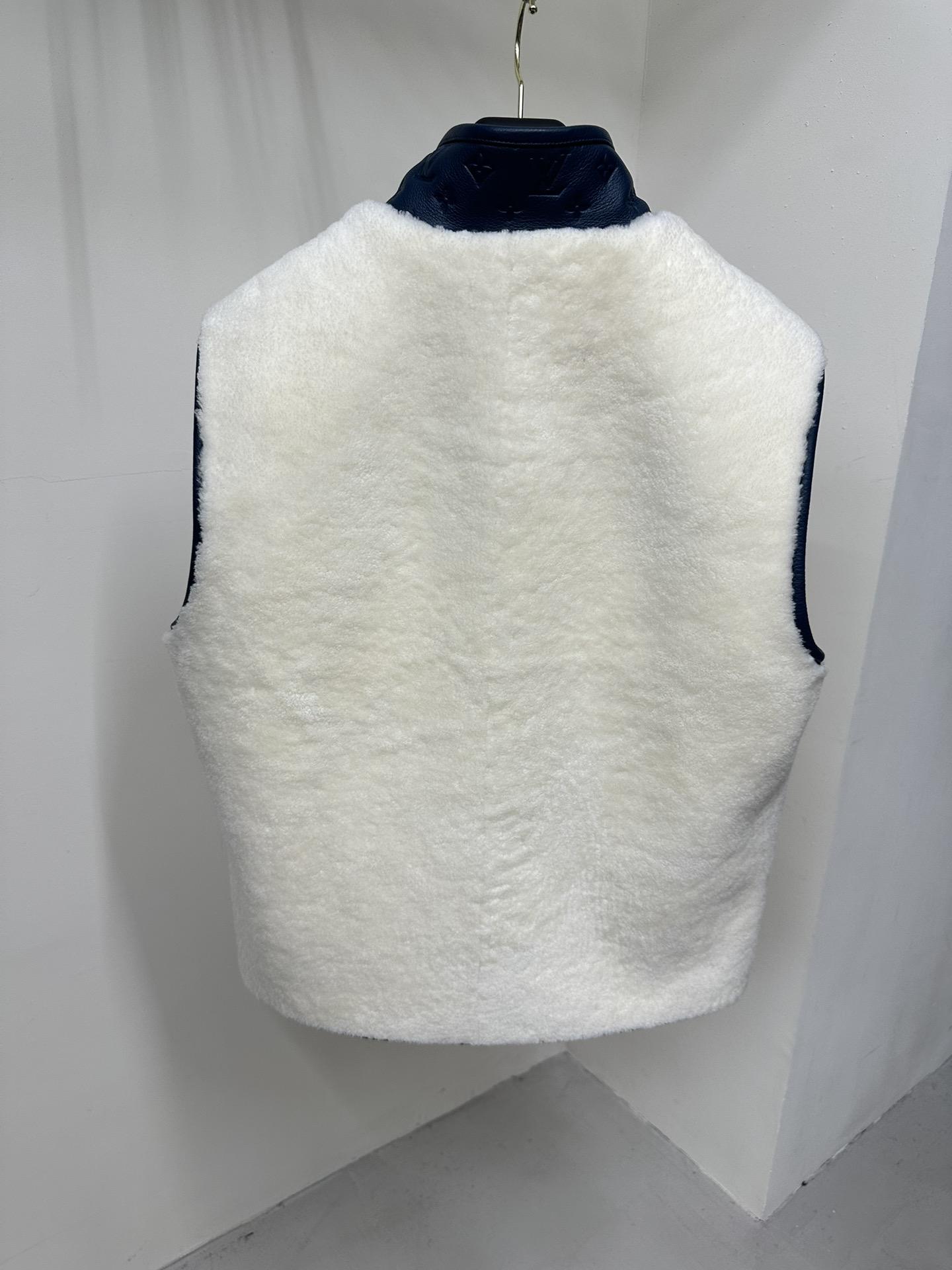 reversible-shearling-gilet-5887_16844021953-1000