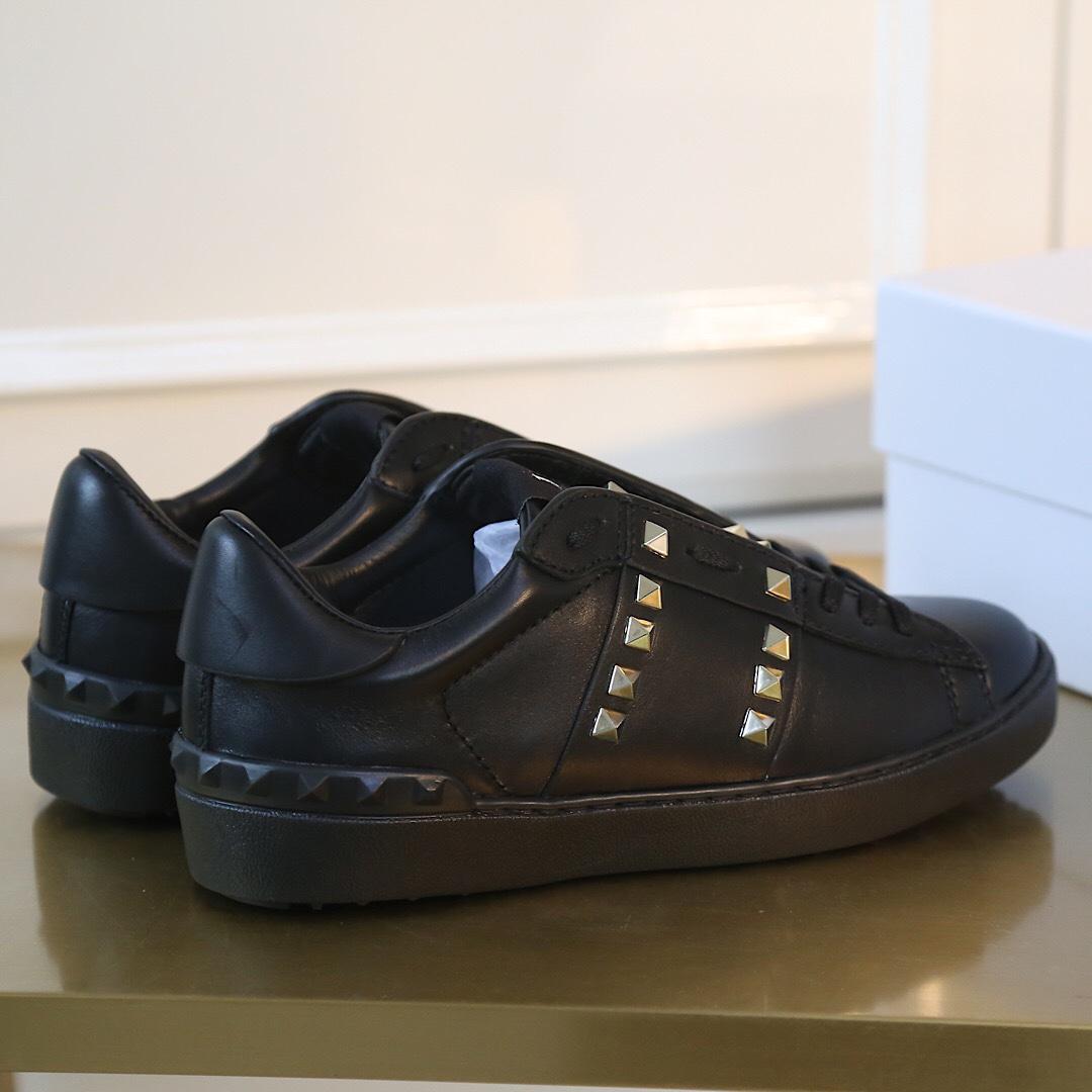 rockstud-untitled-sneaker-in-calfskin-leather-1374_16843938089-1000