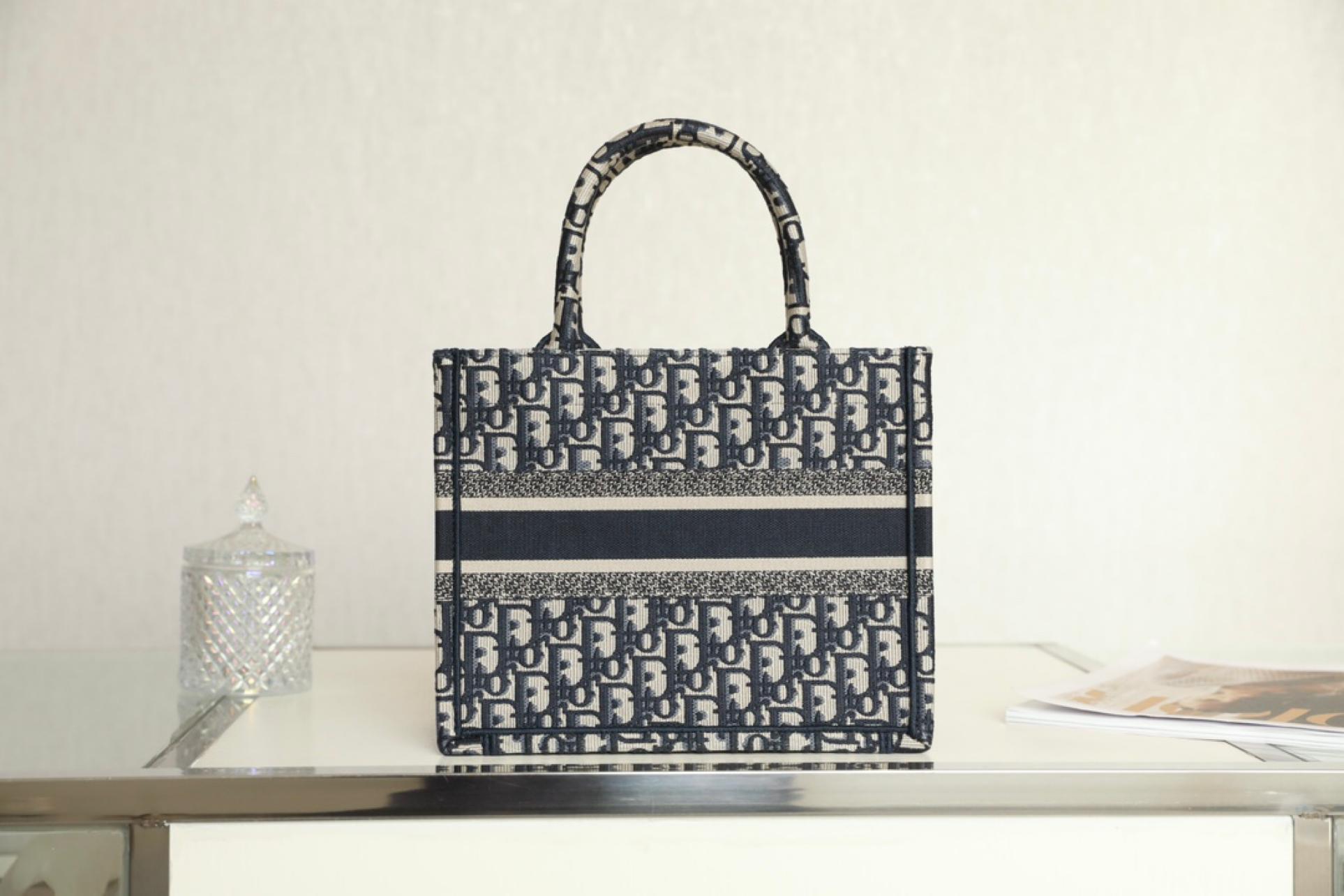 small-dior-book-tote-116_16843494813-1000