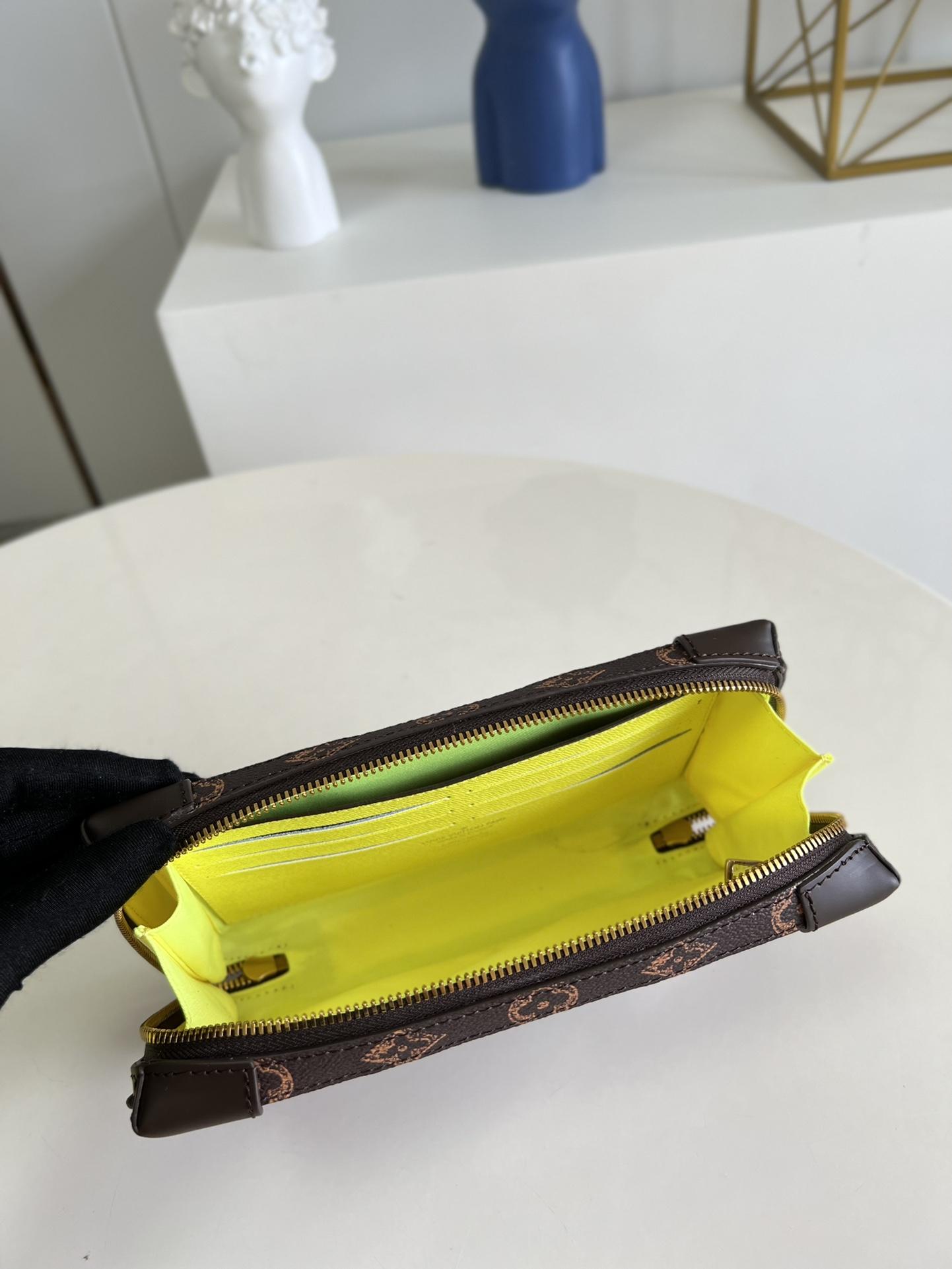 soft-trunk-wearable-wallet-2199_16844981639-1000