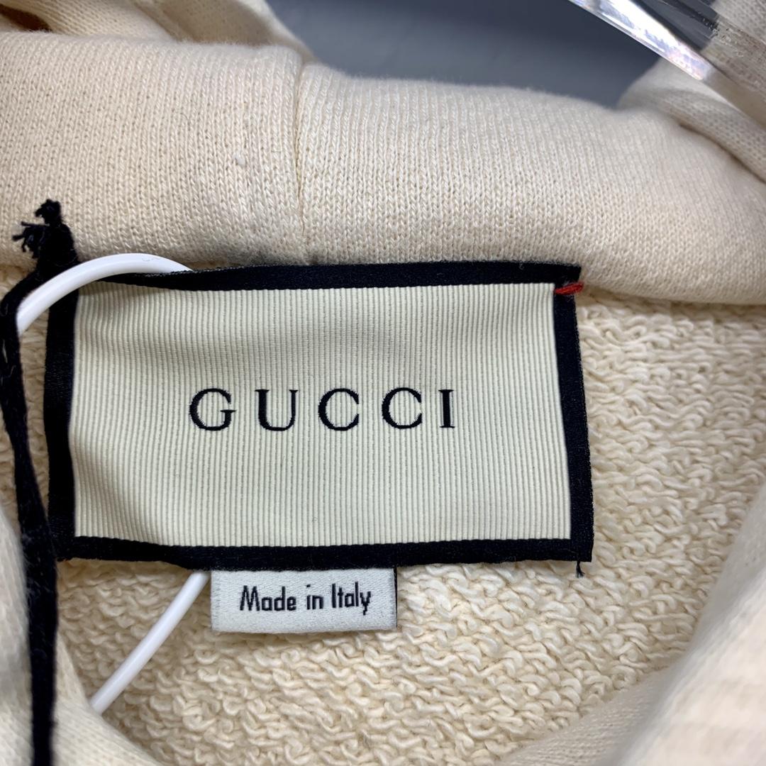 sweatshirt-with-gucci-logo-472_16844974364-1000