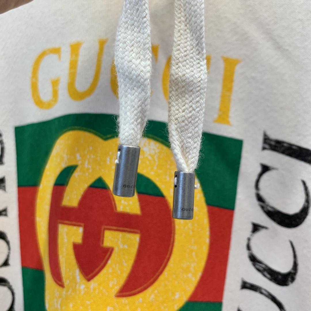 sweatshirt-with-gucci-logo-472_16844974366-1000