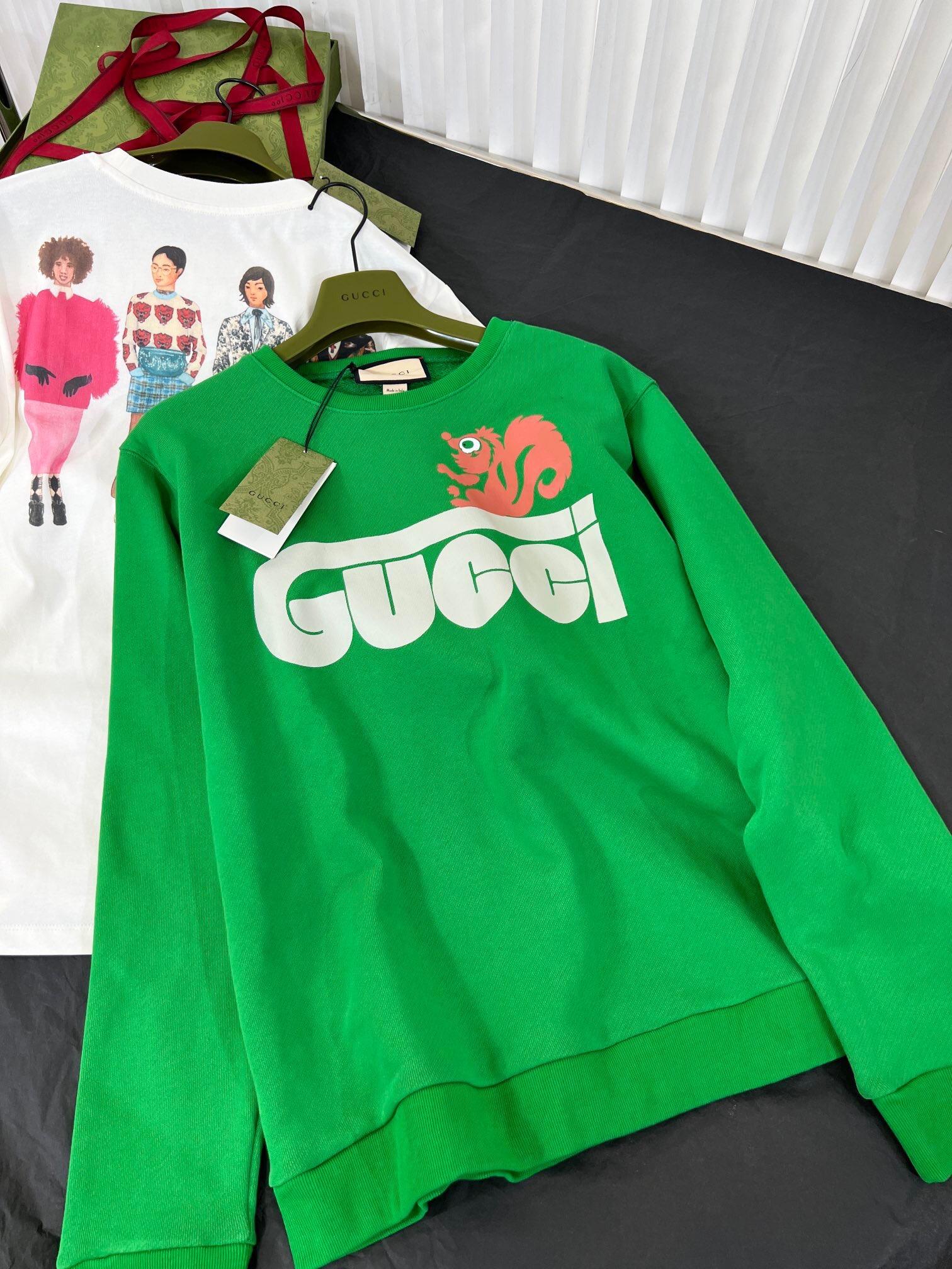 sweatshirt-with-gucci-retro-and-skunk-print-3831_16844998242-1000