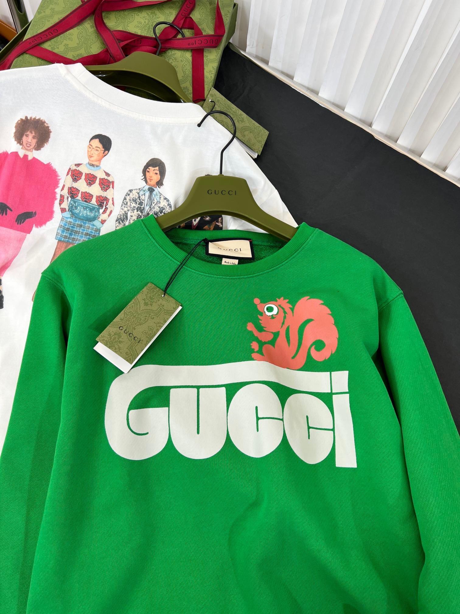 sweatshirt-with-gucci-retro-and-skunk-print-3831_16844998254-1000