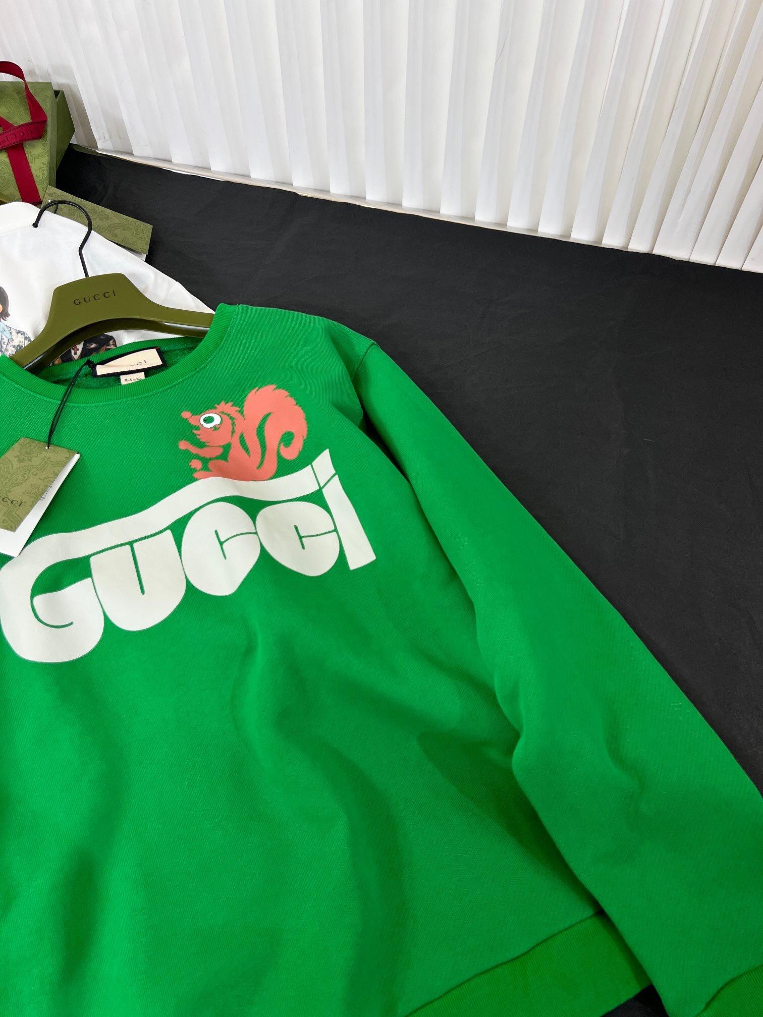 sweatshirt-with-gucci-retro-and-skunk-print-3831_16844998255-1000