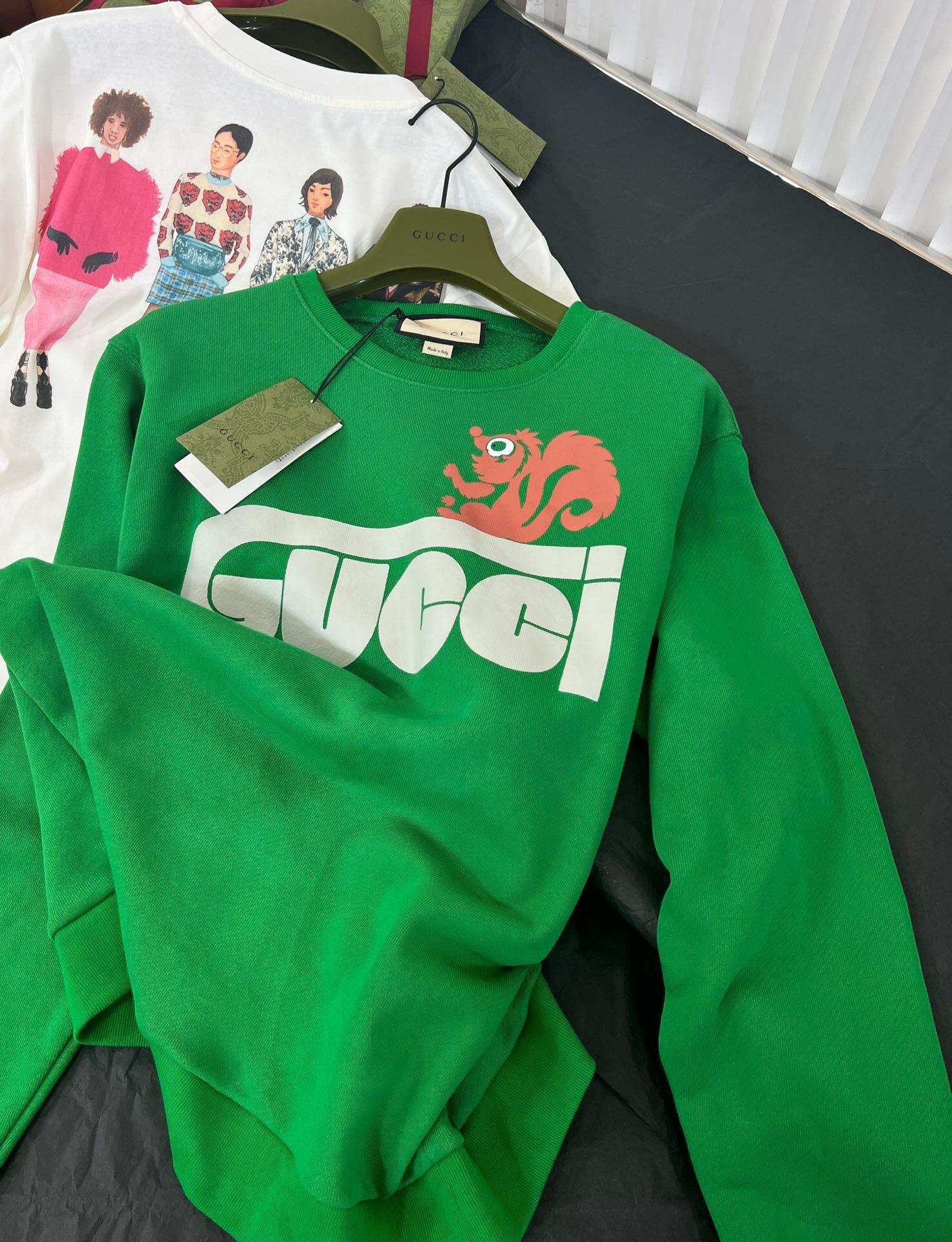 sweatshirt-with-gucci-retro-and-skunk-print-3831_16844998256-1000