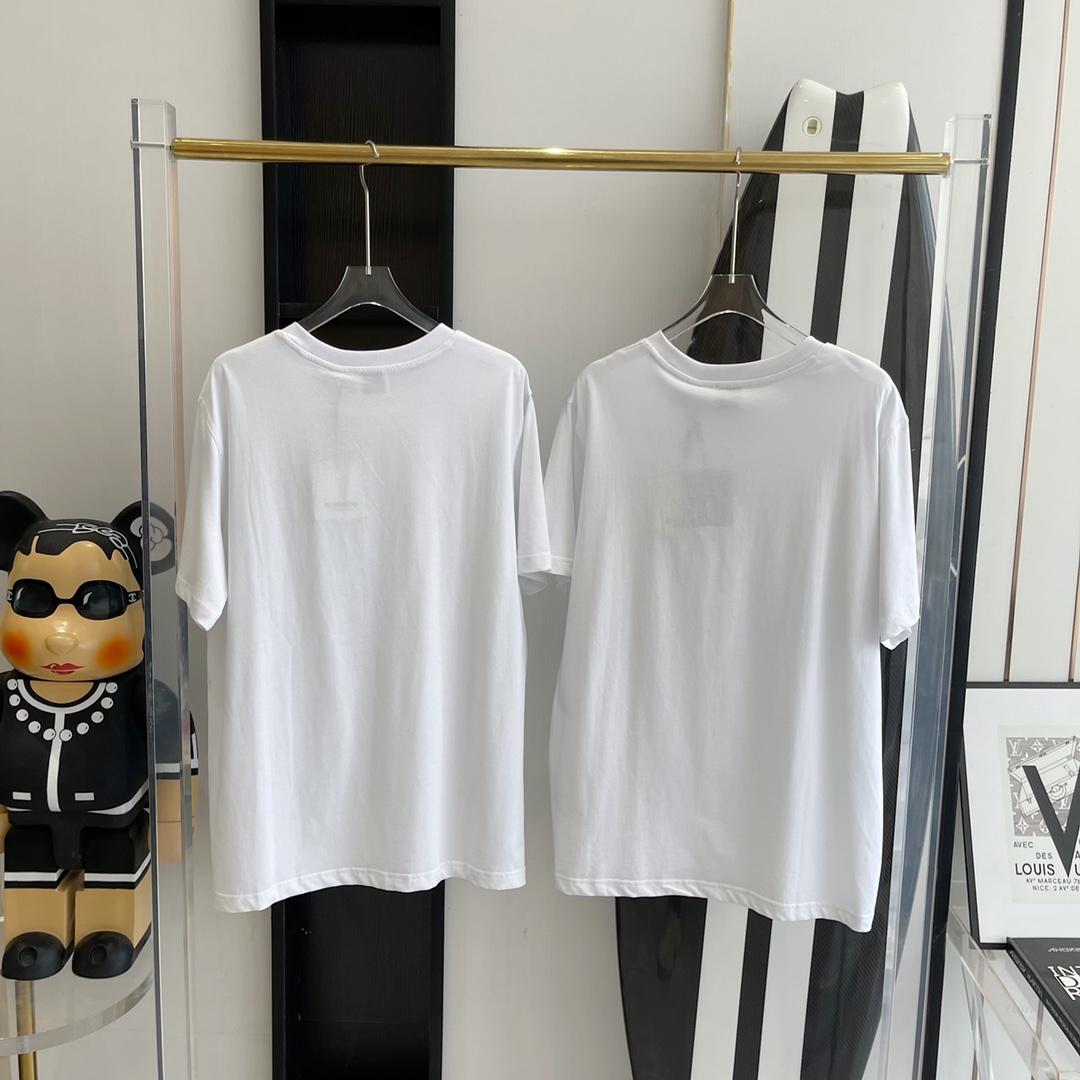 t-shirt-with-burberry-logo-342_16844972332-1000