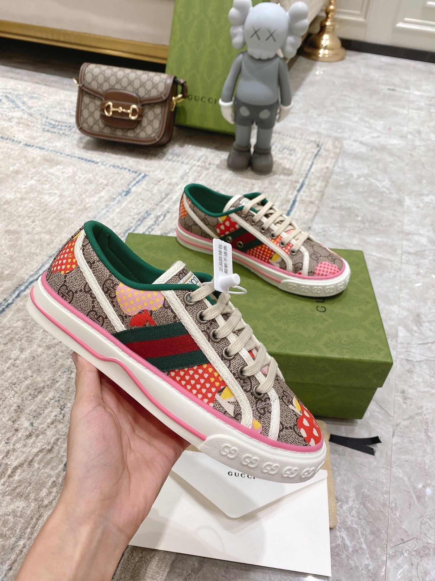 womens-gucci-les-pommes-sneaker-3273_16843965363-1000